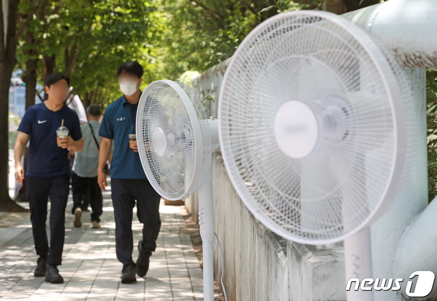 본문 이미지 - 폭염이 계속된 3일 서울 서초구 서울회생법원 앞에서 열린 한 집회 현장에 선풍기가 놓여 있다. 2022.7.3/뉴스1 ⓒ News1 이성철 기자