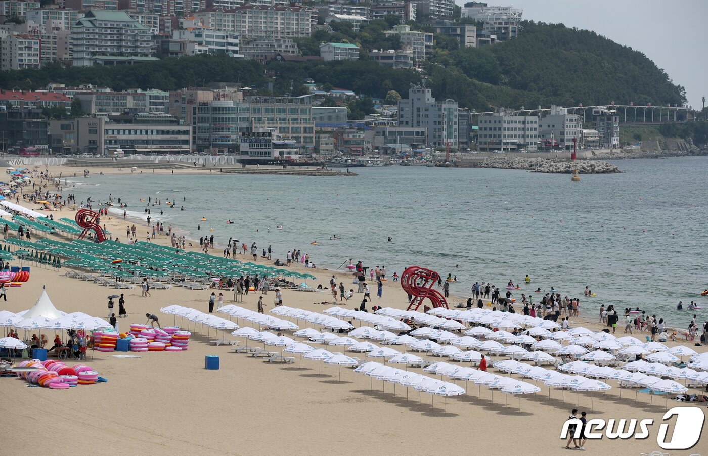 본문 이미지 - 해수욕장 전면개장 첫 주말인 3일 부산 해운대구 해운대해수욕장이 더위를 식히로 온 피서객들로 북적이고 있다. 2022.7.3/뉴스1 ⓒ News1 김영훈 기자