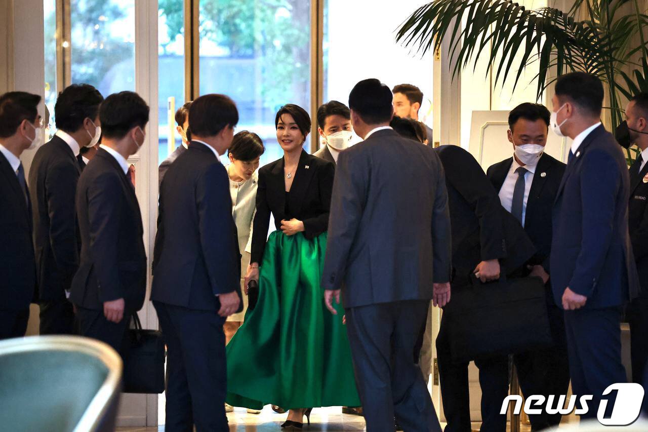 본문 이미지 - 2022년 6월 29일 오후(현지시간) 스페인 마드리드 시내 호텔에서 열린 재스페인 동포 초청 만찬간담회에 참석하는 김 여사의 모습. (대통령실 제공) 2022.7.3/뉴스1 ⓒ News1 안은나 기자