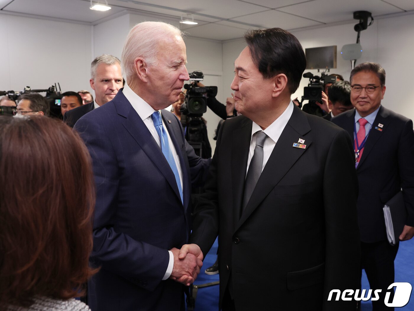 본문 이미지 - 대통령실이 3일 윤석열 대통령과 김건희 여사의 나토(NATO·북대서양조약기구) 정상회의 순방 사진을 추가 공개했다. 사진은 지난달 29일 오후(현지시간) 스페인 마드리드 이페마 국제회의장에서 한미일 정상회담 전 조 바이든 미국 대통령과 악수하는 윤 대통령의 모습. (대통령실 제공) 2022.7.3/뉴스1 ⓒ News1 안은나 기자