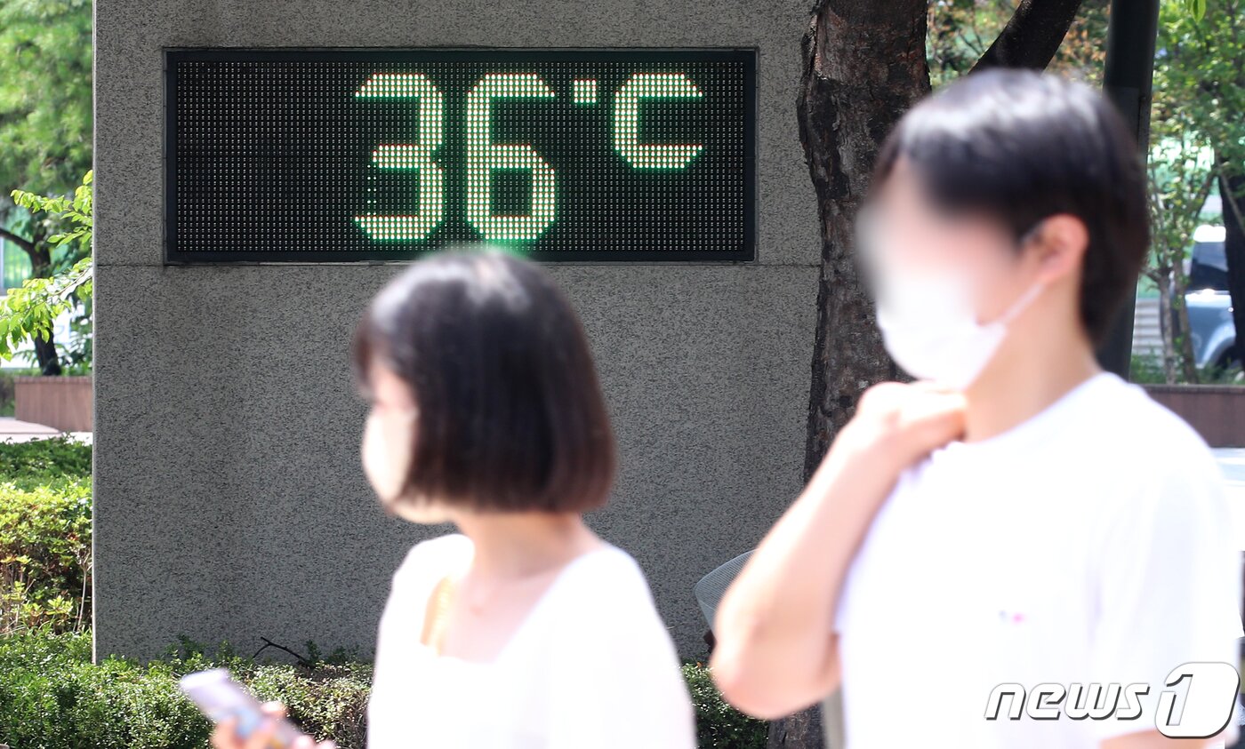 본문 이미지 - 3일 서울의 대형마트 앞 전광판에 낮기온이 36도를 가리키고 있다. 기상청은 폭염 위기경보가 '경계' 단계로 격상된 것은 작년보다 18일 빠르다고 밝혔다. 2022.7.3/뉴스1 ⓒ News1 김진환 기자