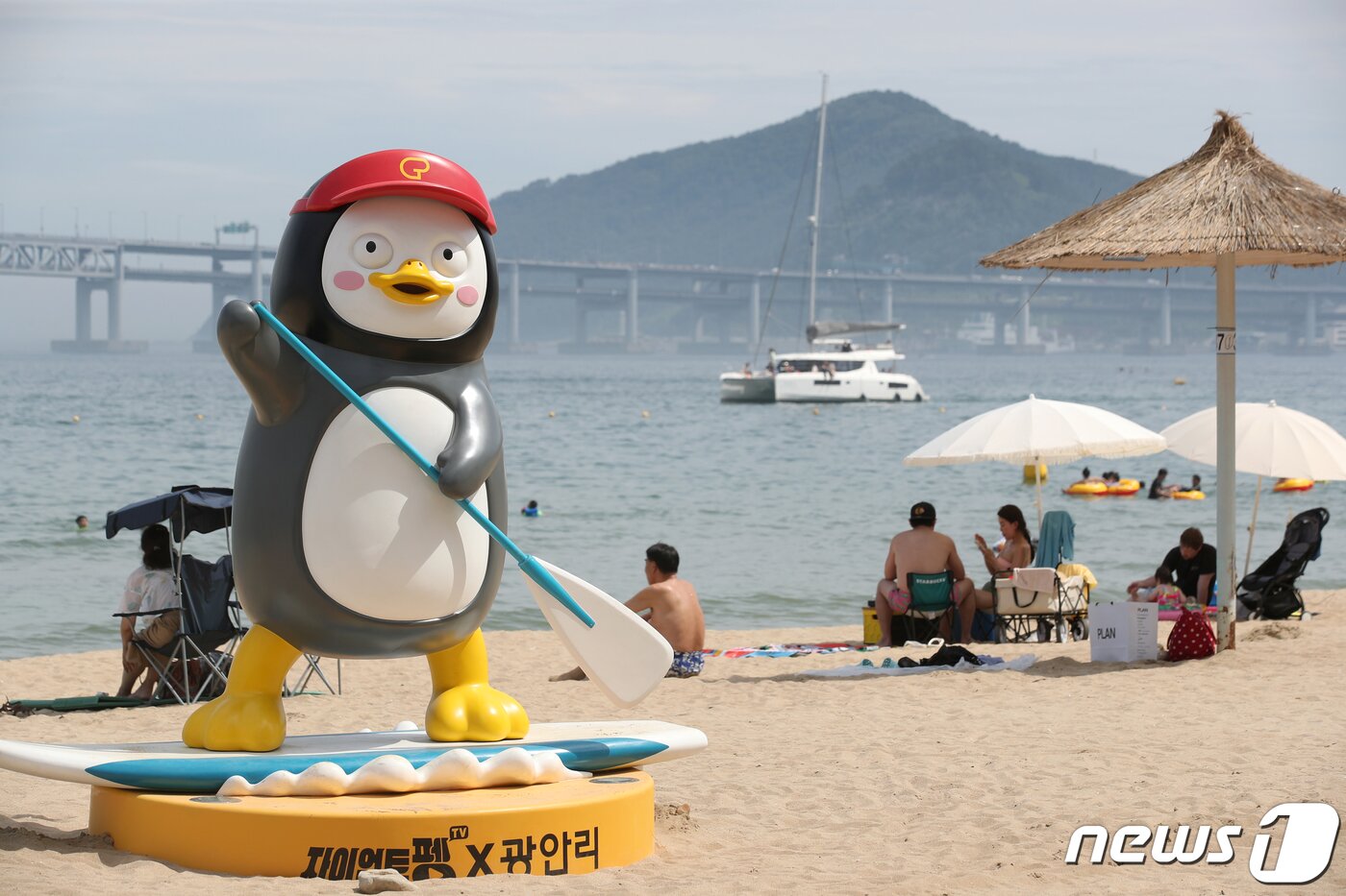 본문 이미지 - 해수욕장 전면개장 첫 주말인 3일 부산 수영구 광안리해수욕장을 찾은 피서객들이 해수욕을 즐기고 있다. 2022.7.3/뉴스1 ⓒ News1 김영훈 기자