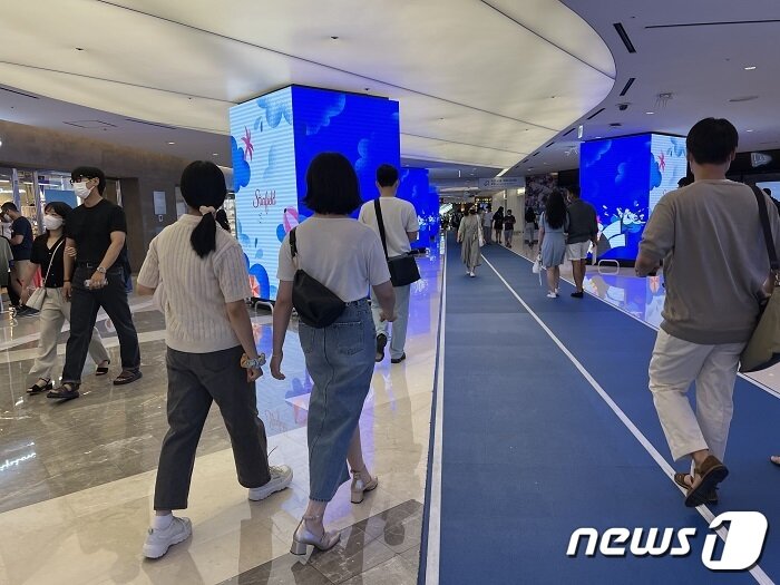 본문 이미지 - 더위를 피해 코엑스몰을 찾은 시민들.2022.7.3/뉴스1 김정현 기자ⓒ news1