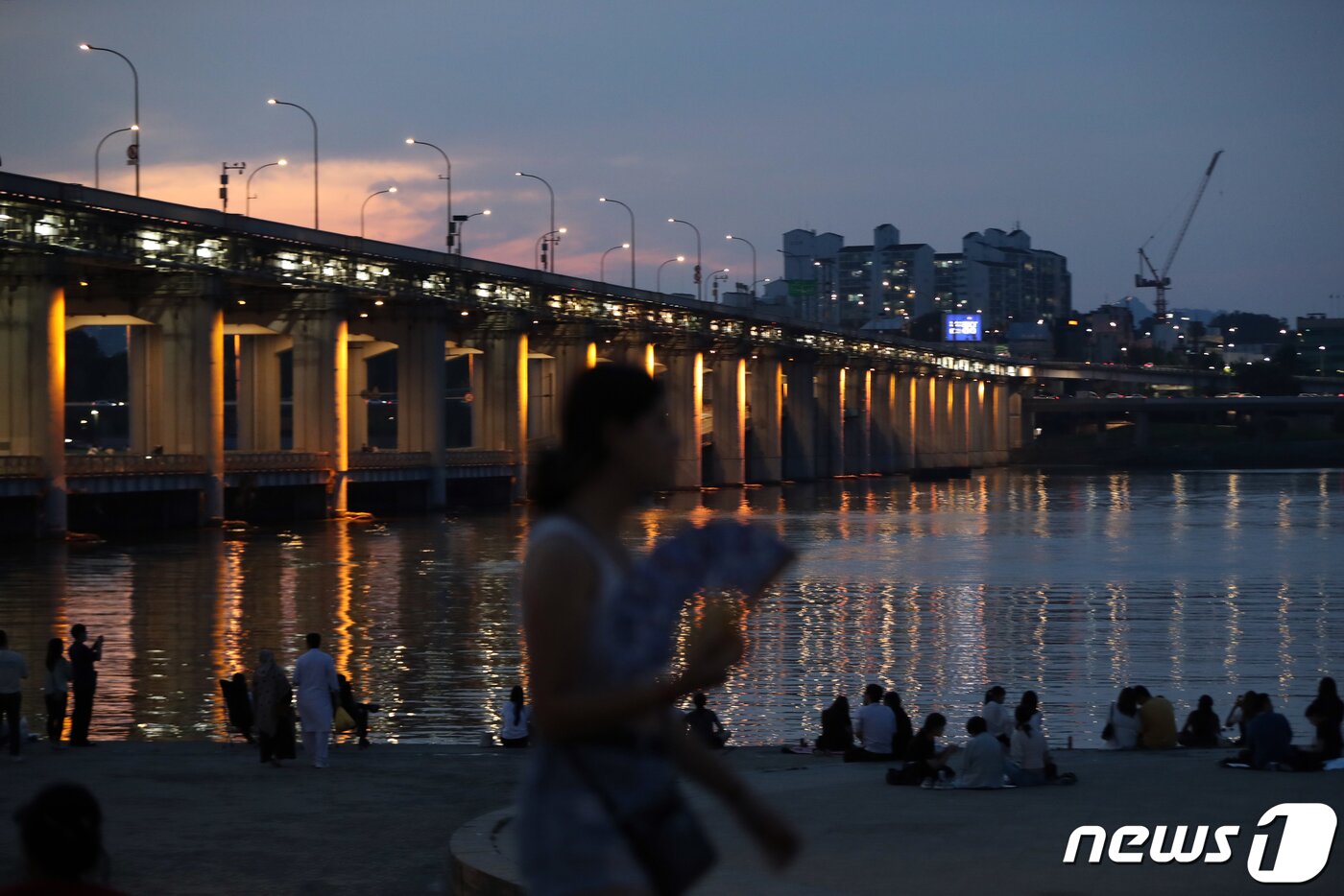 본문 이미지 - 서울지역에 올 여름 첫 폭염경보가 내려지며 열대야가 찾아온 3일 오후 서울 서초구 반포한강공원에서 시민들이 더위를 식히고 있다. 2022.7.3/뉴스1 ⓒ News1 황기선 기자