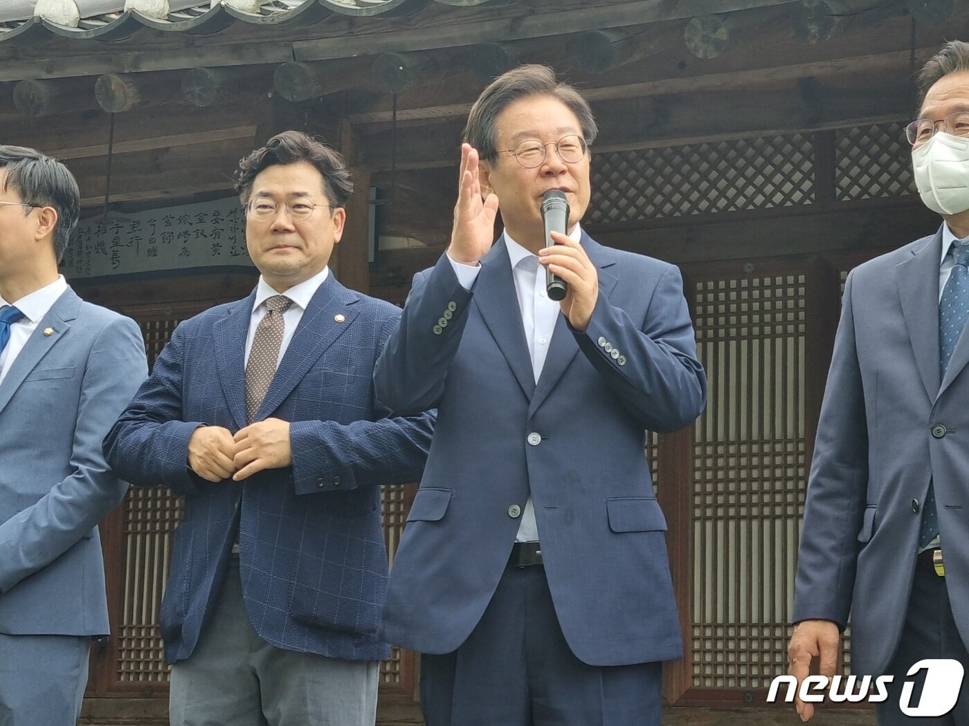 본문 이미지 - 이재명 더불어민주당 당대표 후보가 30일 강원 강릉시 허균허난설헌 기념공원에서 열린 당원·지지자 만남 행사에서 인사하고 있다. 2022.7.30/뉴스1 ⓒ News1 윤왕근 기자