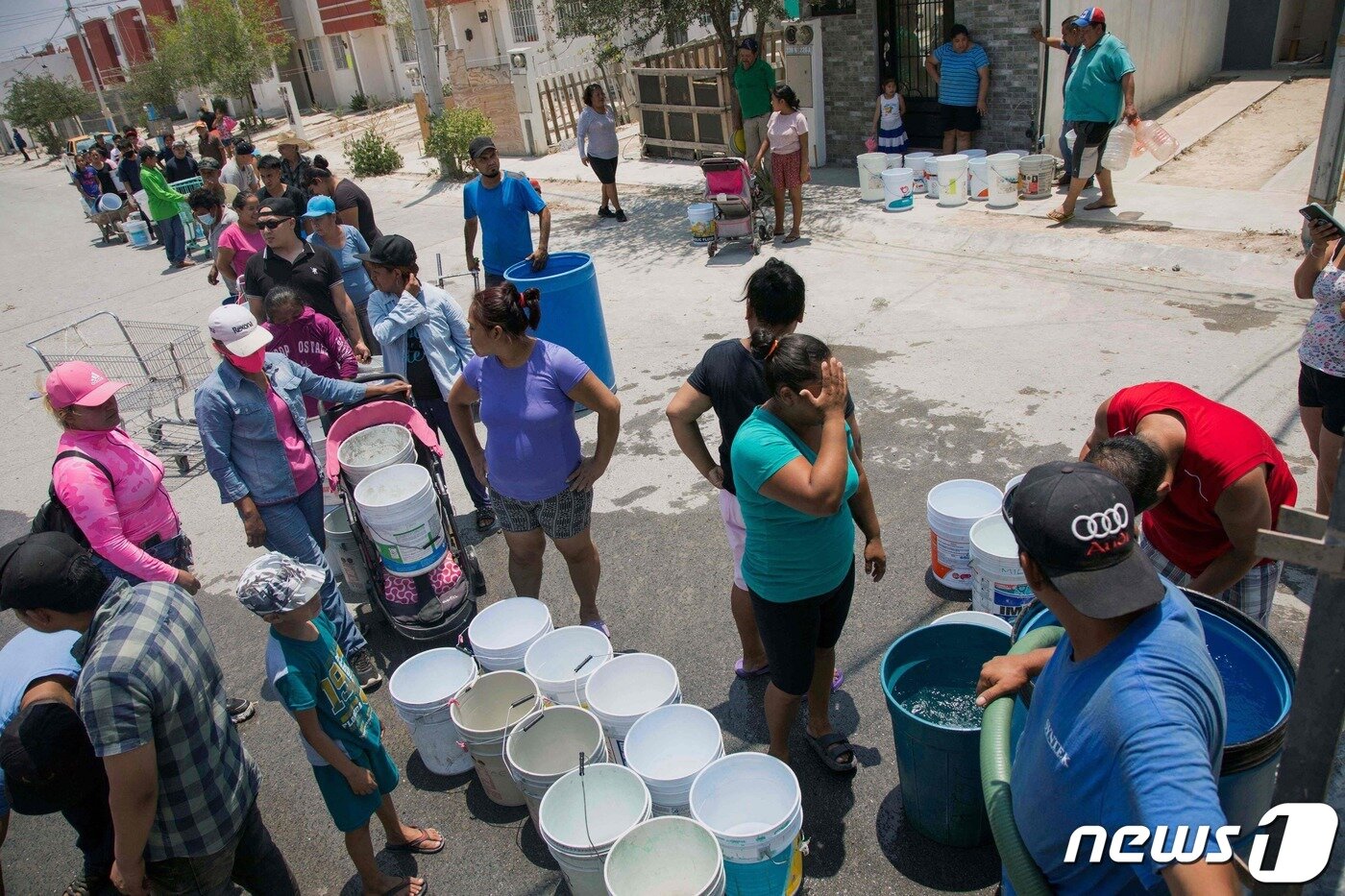 본문 이미지 - 8일(현지시간) 멕시코 북부 몬테레이 주민들이 물을 배급받기 위해 긴 줄을 서있다. 2022.06.08 ⓒ AFP=뉴스1 ⓒ News1 정윤미 기자