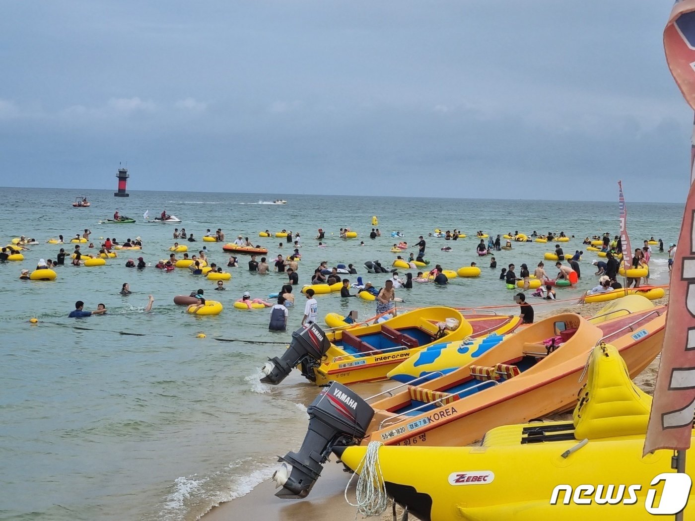 본문 이미지 - 지난해 여름 성수기 강릉 경포해수욕장 찾은 피서객 자료사진.(뉴스1 DB) ⓒ News1 윤왕근 기자