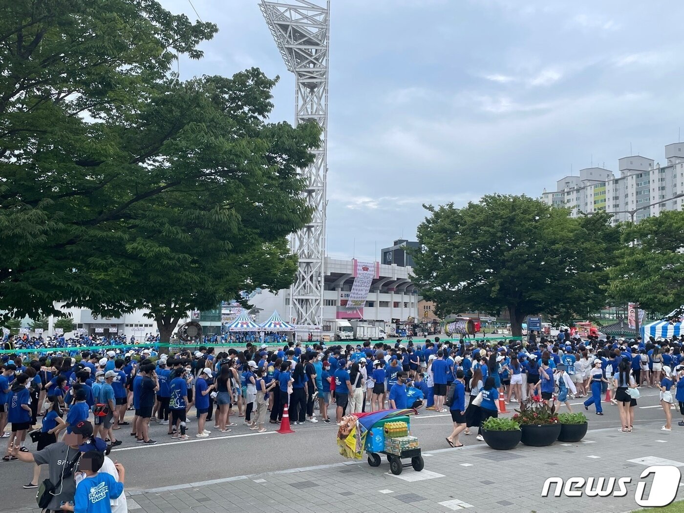 본문 이미지 - 30일 오후 강원 강릉시 강릉종합운동장 일대가 가수 싸이의 여름 콘서트 &#39;흠뻑쇼&#39;에 입장하려는 관객들로 북적이고 있다. 2022.7.30/뉴스1 ⓒ News1 윤왕근 기자