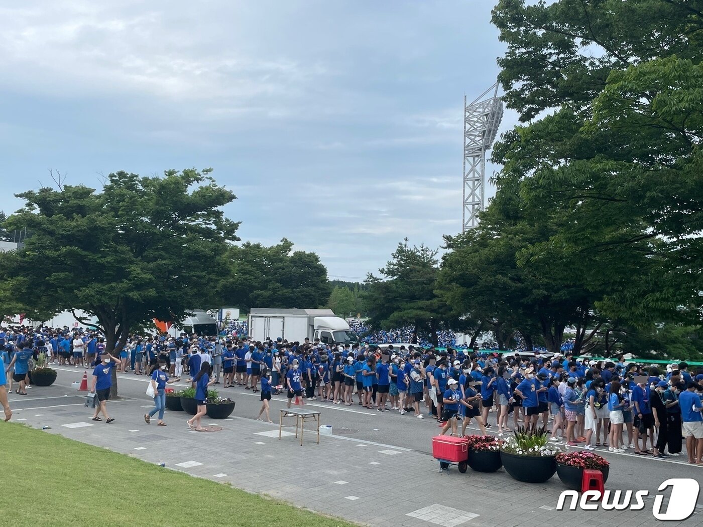 본문 이미지 - 30일 오후 강원 강릉시 강릉종합운동장 일대가 가수 싸이의 여름 콘서트 &#39;흠뻑쇼&#39;에 입장하려는 관객들로 북적이고 있다. 2022.7.30/뉴스1 ⓒ News1 윤왕근 기자
