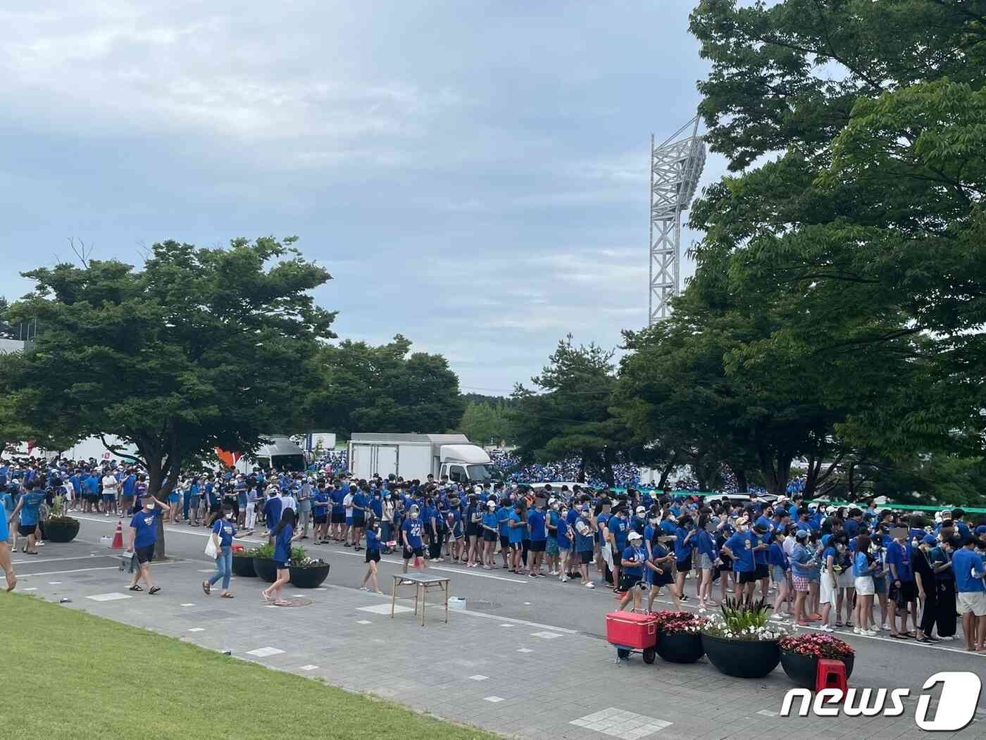 30일 오후 강원 강릉시 강릉종합운동장 일대가 가수 싸이의 여름 콘서트 '흠뻑쇼'에 입장하려는 관객들로 북적이고 있다. 2022.7.30/뉴스1 © News1 윤왕근 기자