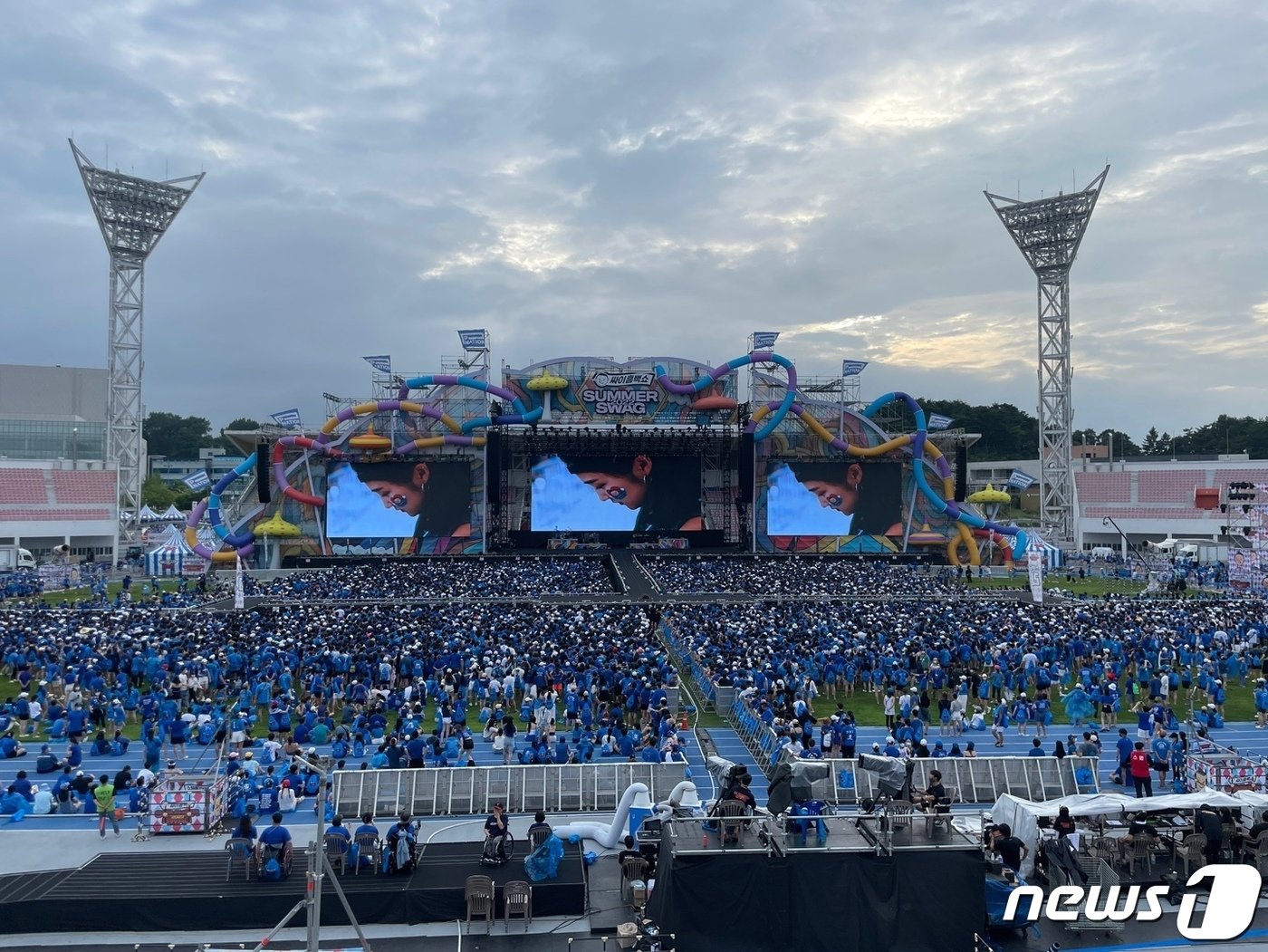 30일 오후 강원 강릉시 강릉종합운동장에 마련된 가수 싸이의 여름 콘서트 &#39;흠뻑쇼&#39; 공연장이 관객들로 북적이고 있다. 2022.7.30/뉴스1 ⓒ News1 윤왕근 기자