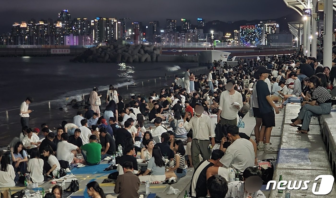 무더위가 기승인 30일 부산 수영구 민락수변공원이 더위를 피하려는 시민들로 붐비고 있다. 2022.7.30/뉴스1 ⓒ News1 김