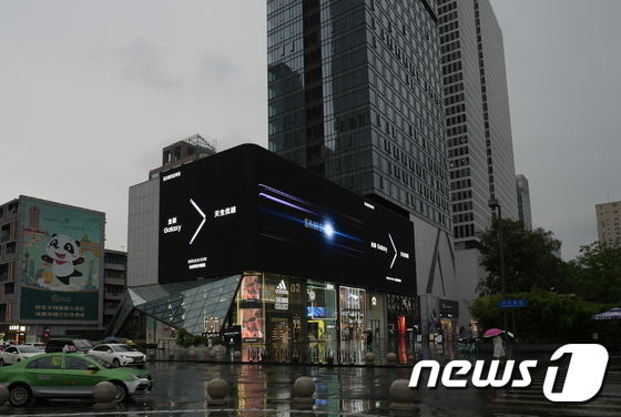 삼성전자가 '갤럭시 언팩 2022 (Unfold Your World)'를 앞두고 전 세계 주요 랜드마크에서 옥외 광고를 시작했다고 31일 밝혔다. 사진은 중국 청두 타이쿠리의 디지털 옥외 광고. (삼성전자 제공) 2022.7.31/뉴스1