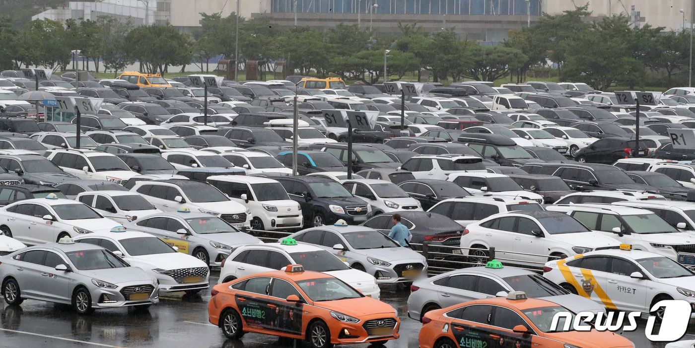 (서울=뉴스1) 임세영 기자 = 31일 오전 서울 강서구 김포공항 국내선 주차장이 여름 휴가를 떠나는 여행객들의 차량으로 빈자리가 없는 만차를 보이고 있다. 2022.7.31/뉴스 …