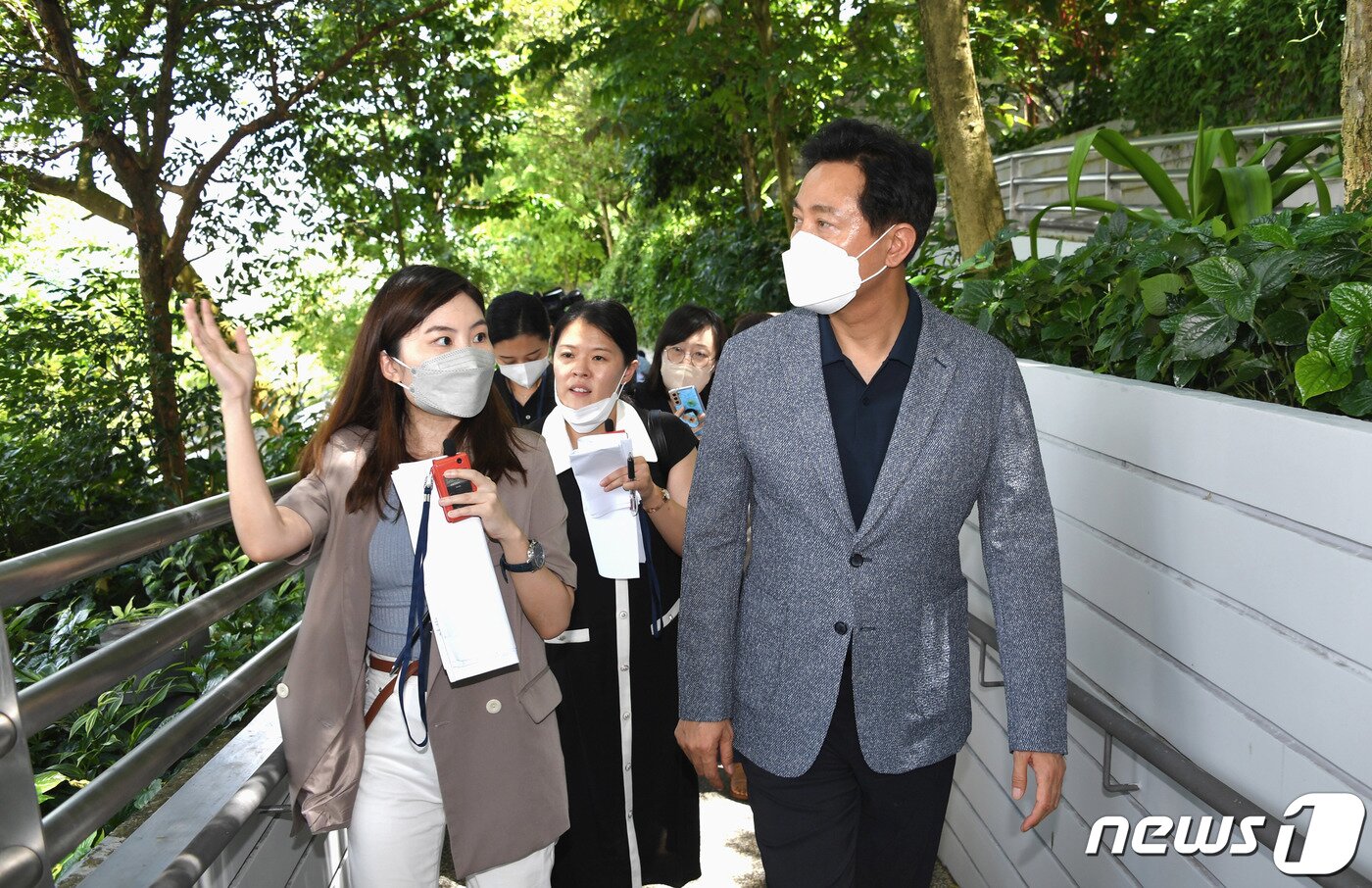 본문 이미지 - 오세훈 서울시장이 캄풍 애드미럴티(Kampung Admiralty)의 커뮤니티 시설인 옥상공원을 걷고 있다. (서울시 제공) 2022.7.31/뉴스1