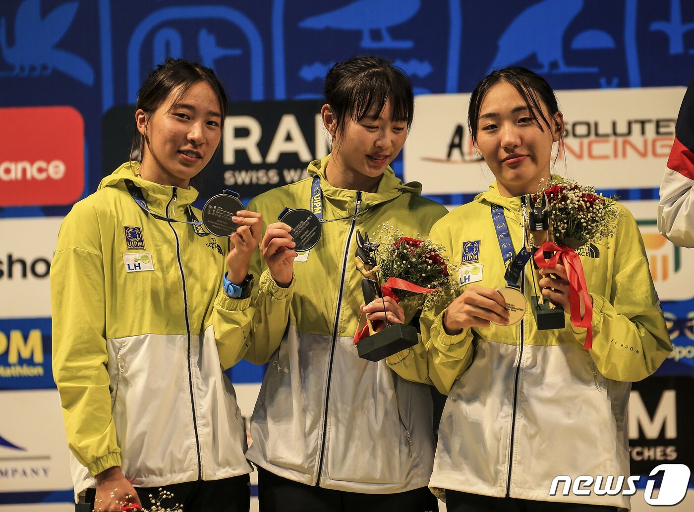 본문 이미지 - 김선우(경기도청), 성승민(대구광역시청), 장하은(경기체고)이 2022 국제근대5종연맹(UIPM) 세계선수권대회에서 여자 단체전 은메달을 합작했다. (대한근대5종연맹 제공) ⓒ 뉴스1