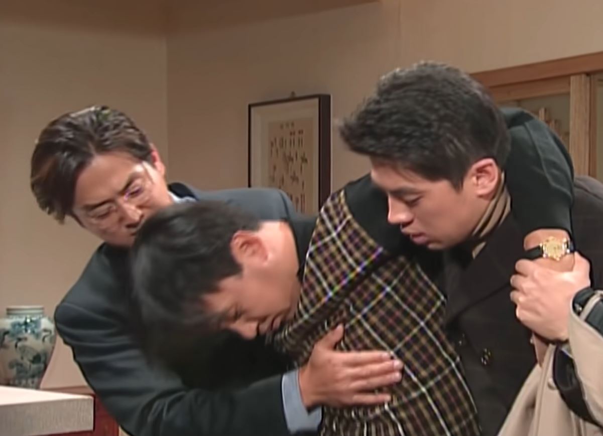 본문 이미지 - 식당으로 끌려와 메뉴판을 본 박영규는 결국 술에 취한 척 쓰러지고 만다. (사진='순풍산부인과' 캡처.) ⓒ 뉴스1