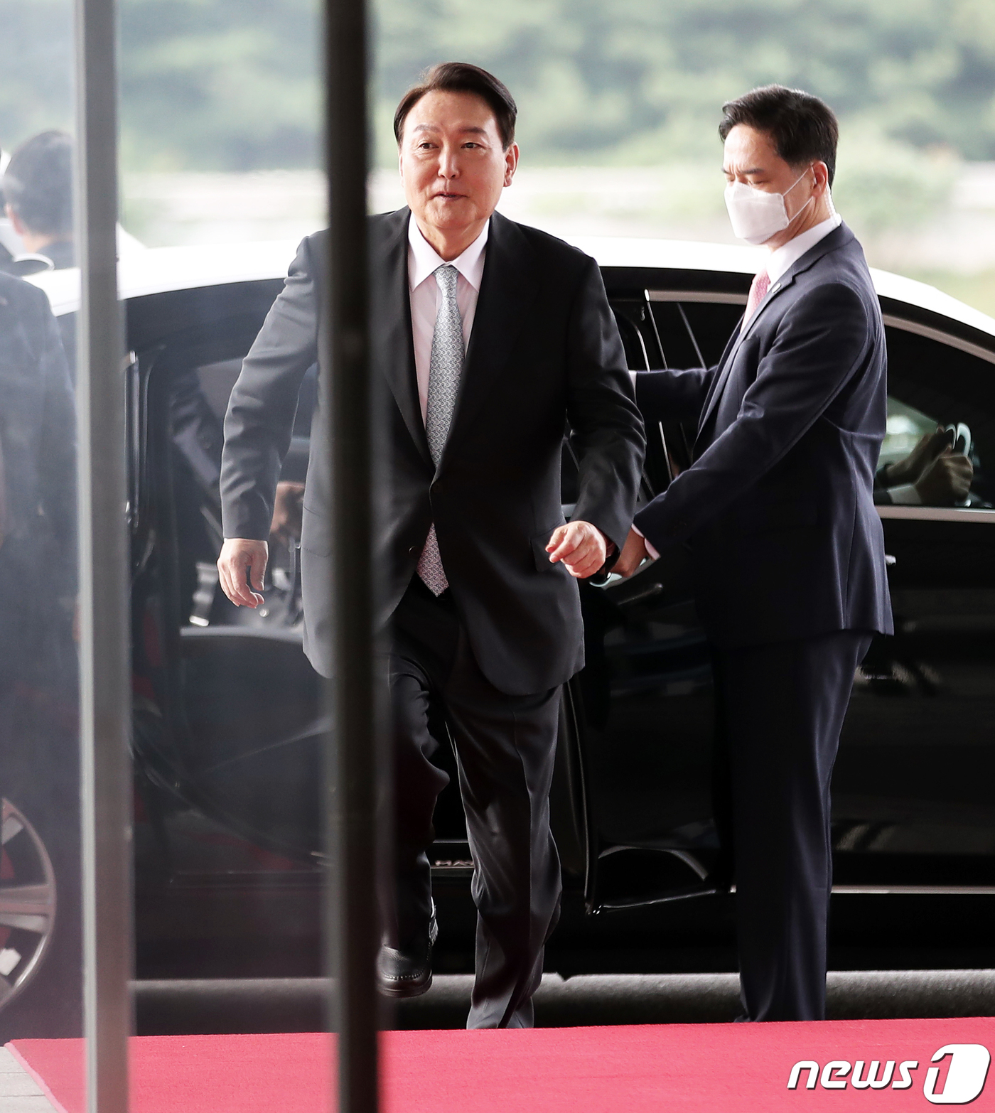 (서울=뉴스1) 오대일 기자 = 윤석열 대통령이 4일 오전 용산 대통령실 청사로 출근하고 있다. 대통령실사진기자단 2022.7.4/뉴스1