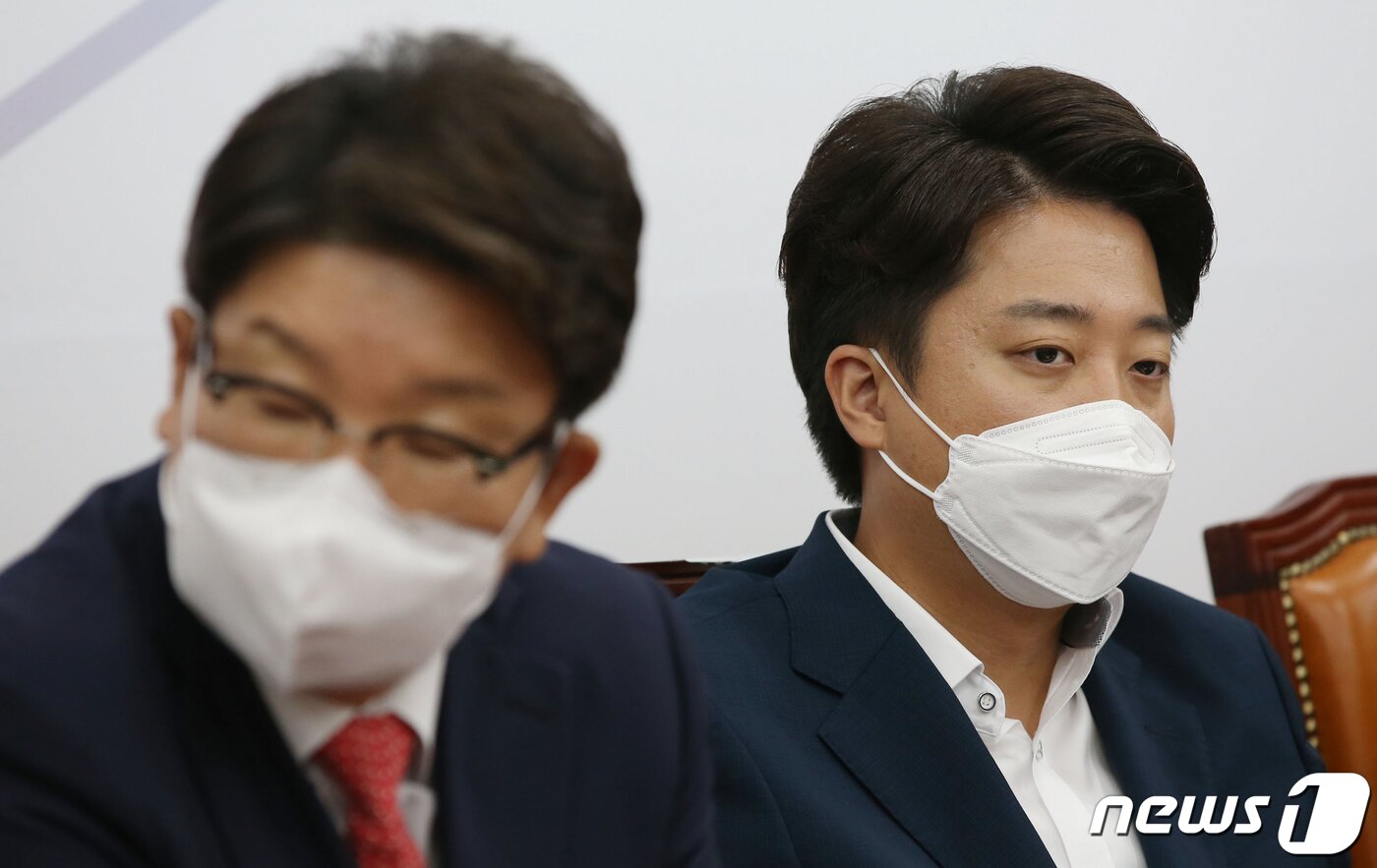 본문 이미지 - 이준석 국민의힘 대표가 4일 오전 서울 여의도 국회에서 열린 최고위원회의에서 생각에 잠겨 있다. (공동취재) 2022.7.4/뉴스1 ⓒ News1 허경 기자