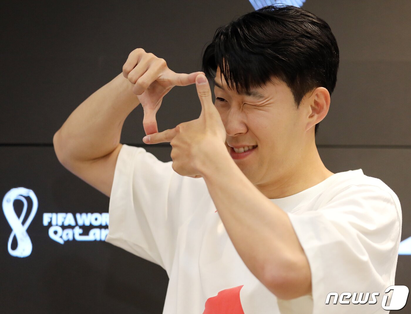 본문 이미지 - 대한민국 축구 국가대표팀의 에이스 손흥민이 4일 오전 서울 마포구 아디다스 홍대 브랜드 센터에서 열린 ‘손 커밍 데이’에 참석해 포토타임을 갖고 있다. 2022.7.4/뉴스1 ⓒ News1 김진환 기자
