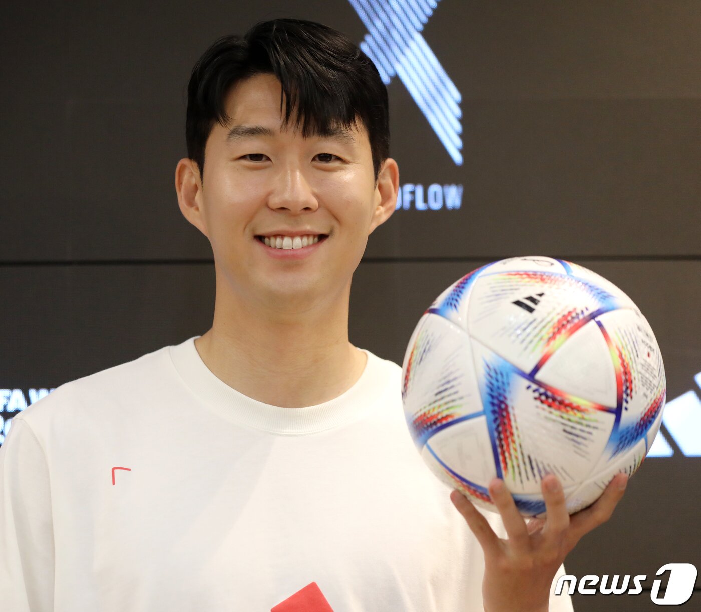 본문 이미지 - 대한민국 축구 국가대표팀의 에이스 손흥민이 4일 오전 서울 마포구 아디다스 홍대 브랜드 센터에서 열린 ‘손 커밍 데이’에 참석해 포토타임을 갖고 있다. 2022.7.4/뉴스1 ⓒ News1 김진환 기자