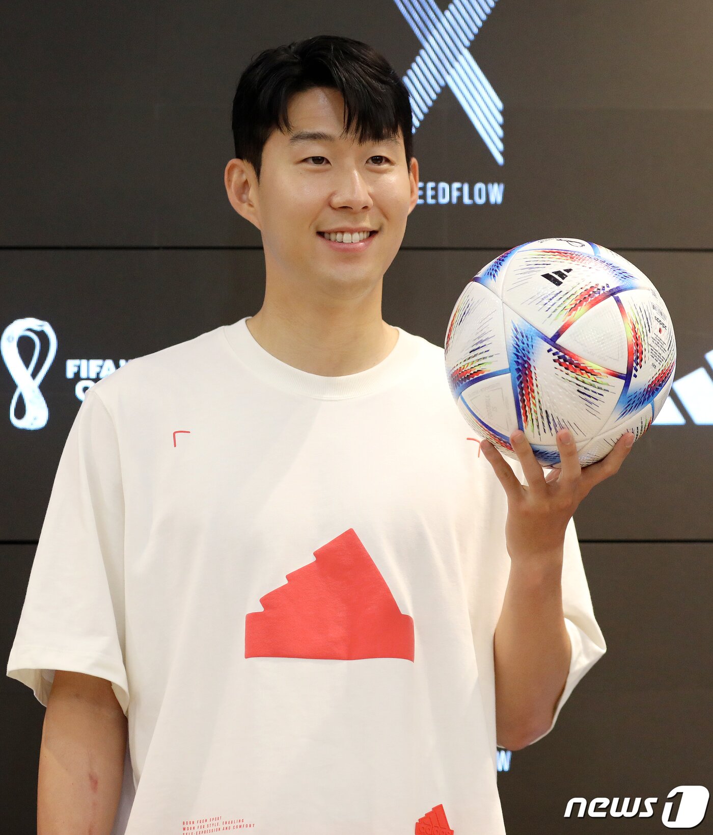 본문 이미지 - 대한민국 축구 국가대표팀의 에이스 손흥민이 4일 오전 서울 마포구 아디다스 홍대 브랜드 센터에서 열린 ‘손 커밍 데이’에 참석해 포토타임을 갖고 있다. 2022.7.4/뉴스1 ⓒ News1 김진환 기자