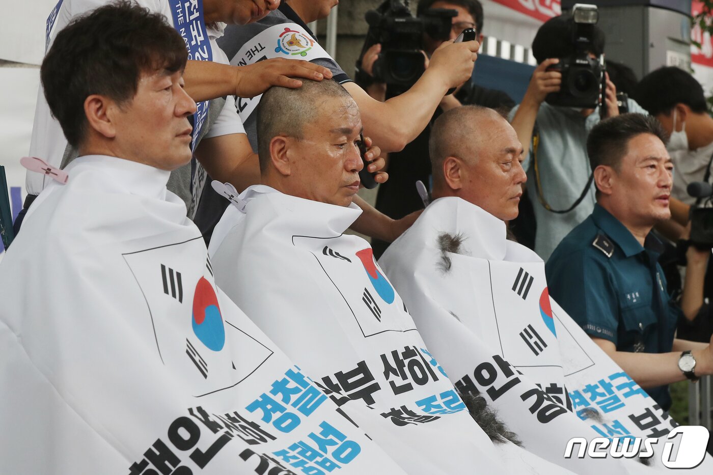 본문 이미지 - 민관기 충북 청주 흥덕경찰서 직장협의회장 등 전국경찰직장협의회 관계자들이 4일 오전 서울 서대문구 경찰청 앞에서 행정안전부 내 경찰국 신설을 반대하며 삭발식을 갖고 있다. 2022.7.4/뉴스1 ⓒ News1 민경석 기자
