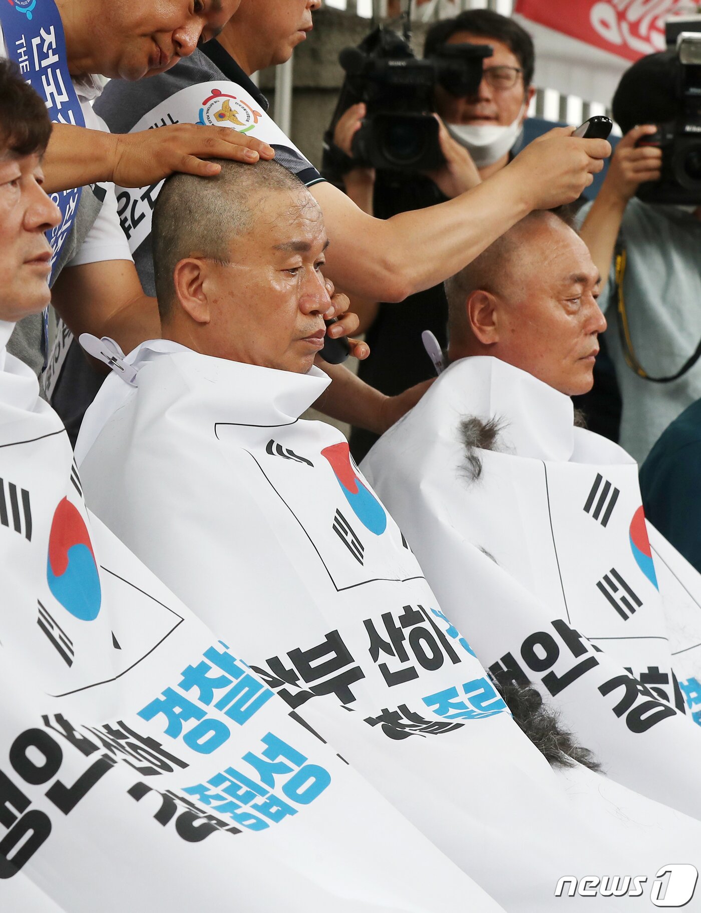 본문 이미지 - 민관기 충북 청주 흥덕경찰서 직장협의회장 등 전국경찰직장협의회 관계자들이 4일 오전 서울 서대문구 경찰청 앞에서 행정안전부 내 경찰국 신설을 반대하며 삭발식을 갖고 있다. 2022.7.4/뉴스1 ⓒ News1 민경석 기자