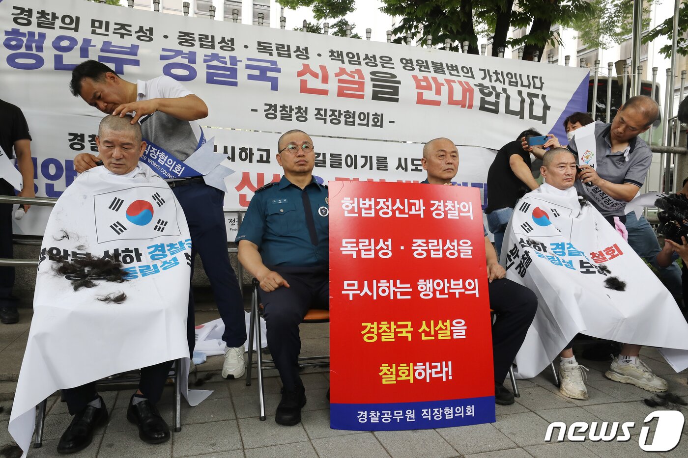 본문 이미지 - 민관기 충북 청주 흥덕경찰서 직장협의회장 등 전국경찰직장협의회 관계자들이 4일 오전 서울 서대문구 경찰청 앞에서 행정안전부 내 경찰국 신설을 반대하며 삭발식을 갖고 있다. 2022.7.4/뉴스1 ⓒ News1 민경석 기자