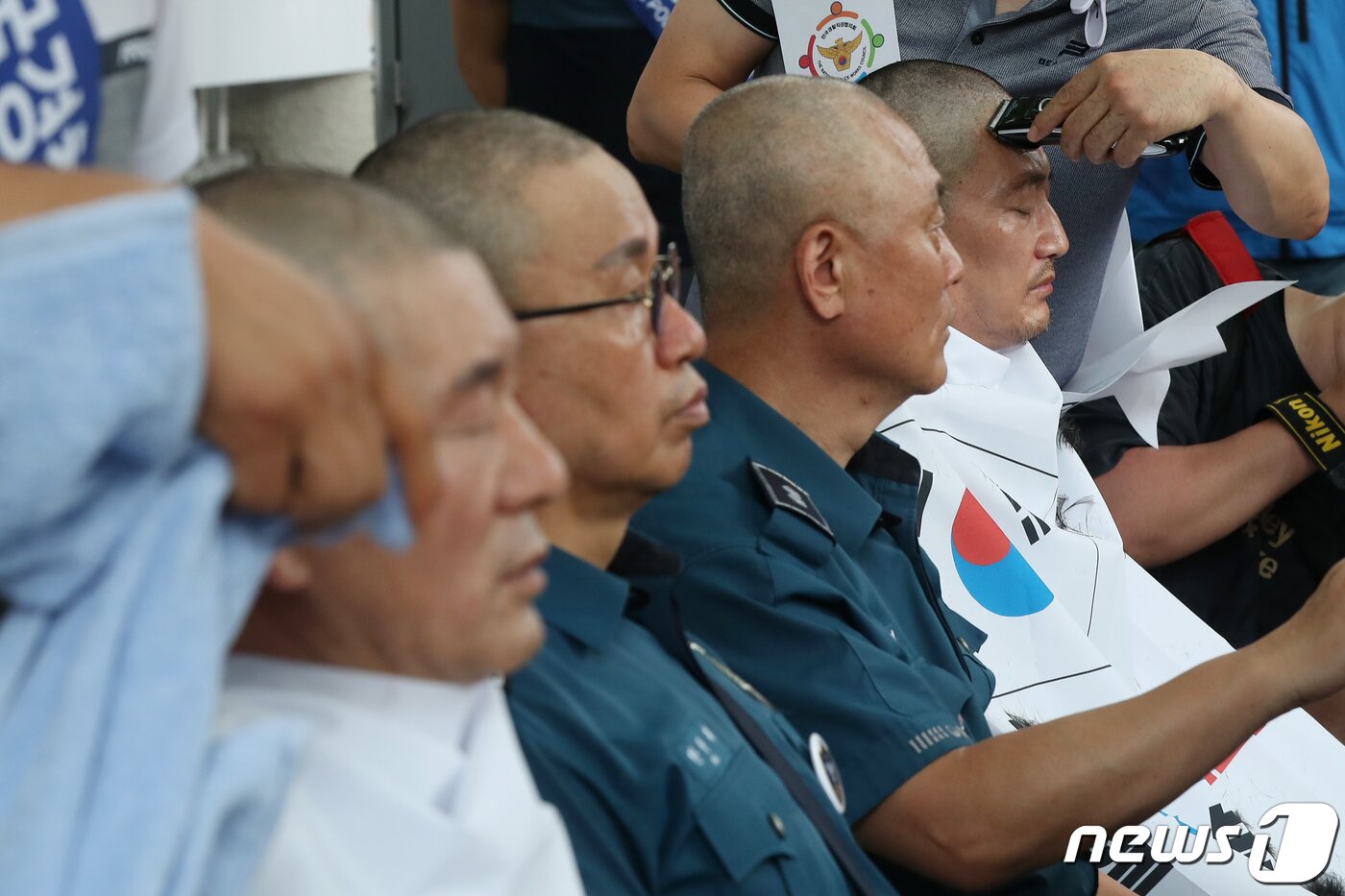 본문 이미지 - 민관기 충북 청주 흥덕경찰서 직장협의회장 등 전국경찰직장협의회 관계자들이 4일 오전 서울 서대문구 경찰청 앞에서 행정안전부 내 경찰국 신설을 반대하며 삭발식을 갖고 있다. 2022.7.4/뉴스1 ⓒ News1 민경석 기자