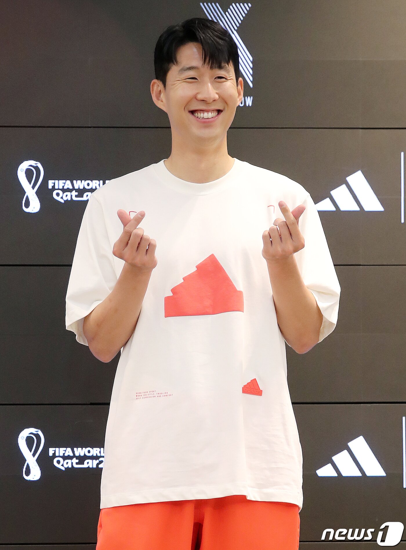 본문 이미지 - 대한민국 축구 국가대표팀의 에이스 손흥민이 4일 오전 서울 마포구 아디다스 홍대 브랜드 센터에서 열린 ‘손 커밍 데이’에 참석해 포토타임을 갖고 있다. 2022.7.4/뉴스1 ⓒ News1 김진환 기자