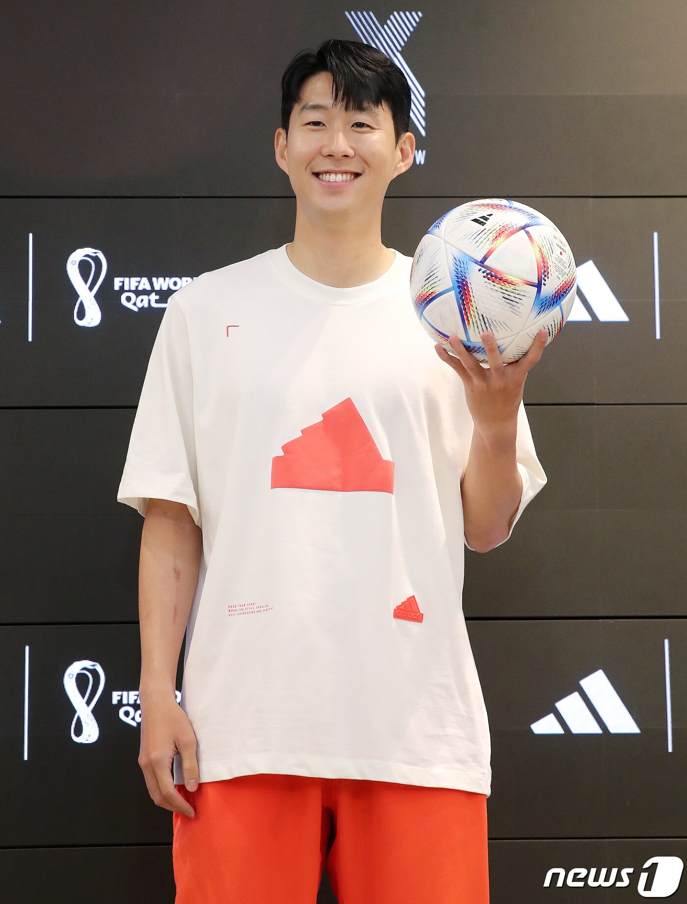 본문 이미지 - 대한민국 축구 국가대표팀의 에이스 손흥민이 4일 오전 서울 마포구 아디다스 홍대 브랜드 센터에서 열린 ‘손 커밍 데이’에 참석해 포토타임을 갖고 있다. 2022.7.4/뉴스1 ⓒ News1 김진환 기자