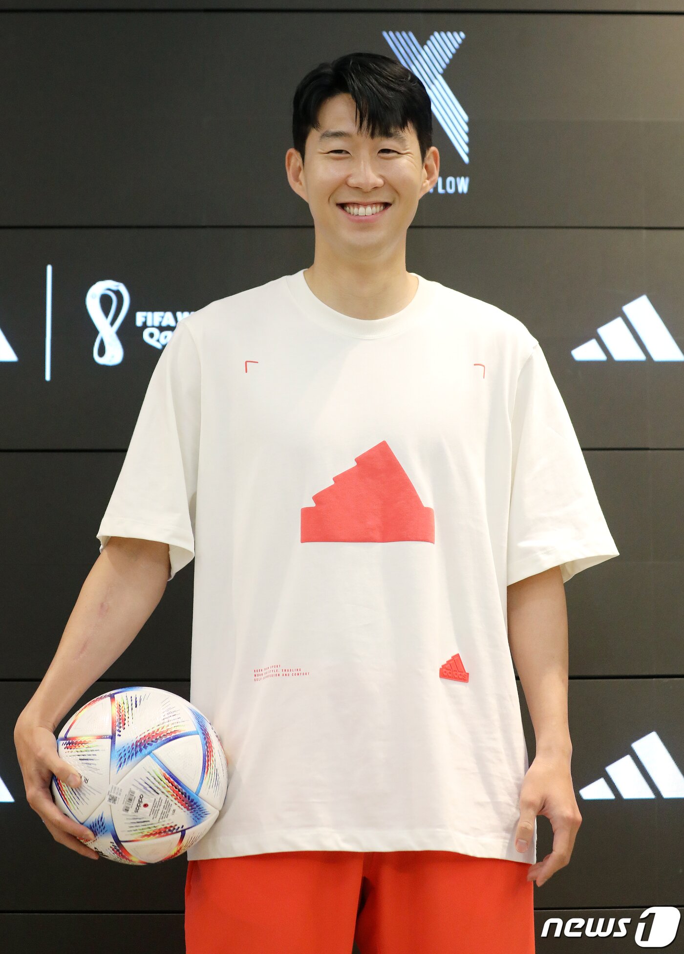 본문 이미지 - 대한민국 축구 국가대표팀의 에이스 손흥민이 4일 오전 서울 마포구 아디다스 홍대 브랜드 센터에서 열린 ‘손 커밍 데이’에 참석해 포토타임을 갖고 있다. 2022.7.4/뉴스1 ⓒ News1 김진환 기자