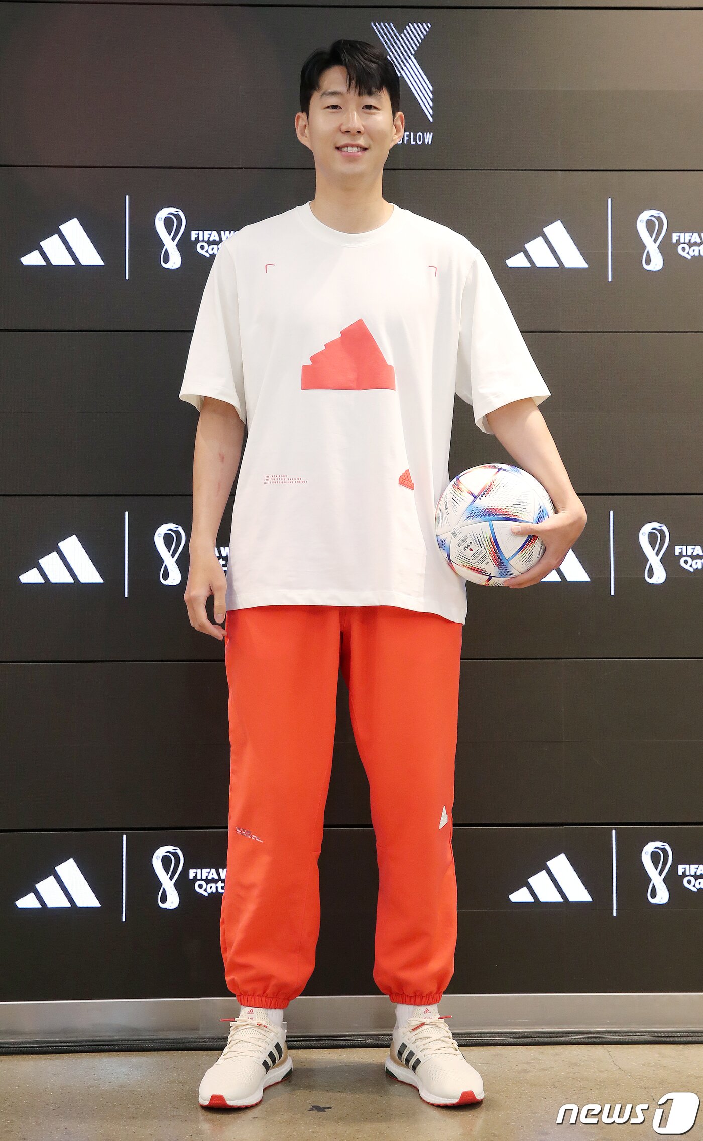 본문 이미지 - 대한민국 축구 국가대표팀의 에이스 손흥민이 4일 오전 서울 마포구 아디다스 홍대 브랜드 센터에서 열린 ‘손 커밍 데이’에 참석해 포토타임을 갖고 있다. 2022.7.4/뉴스1 ⓒ News1 김진환 기자