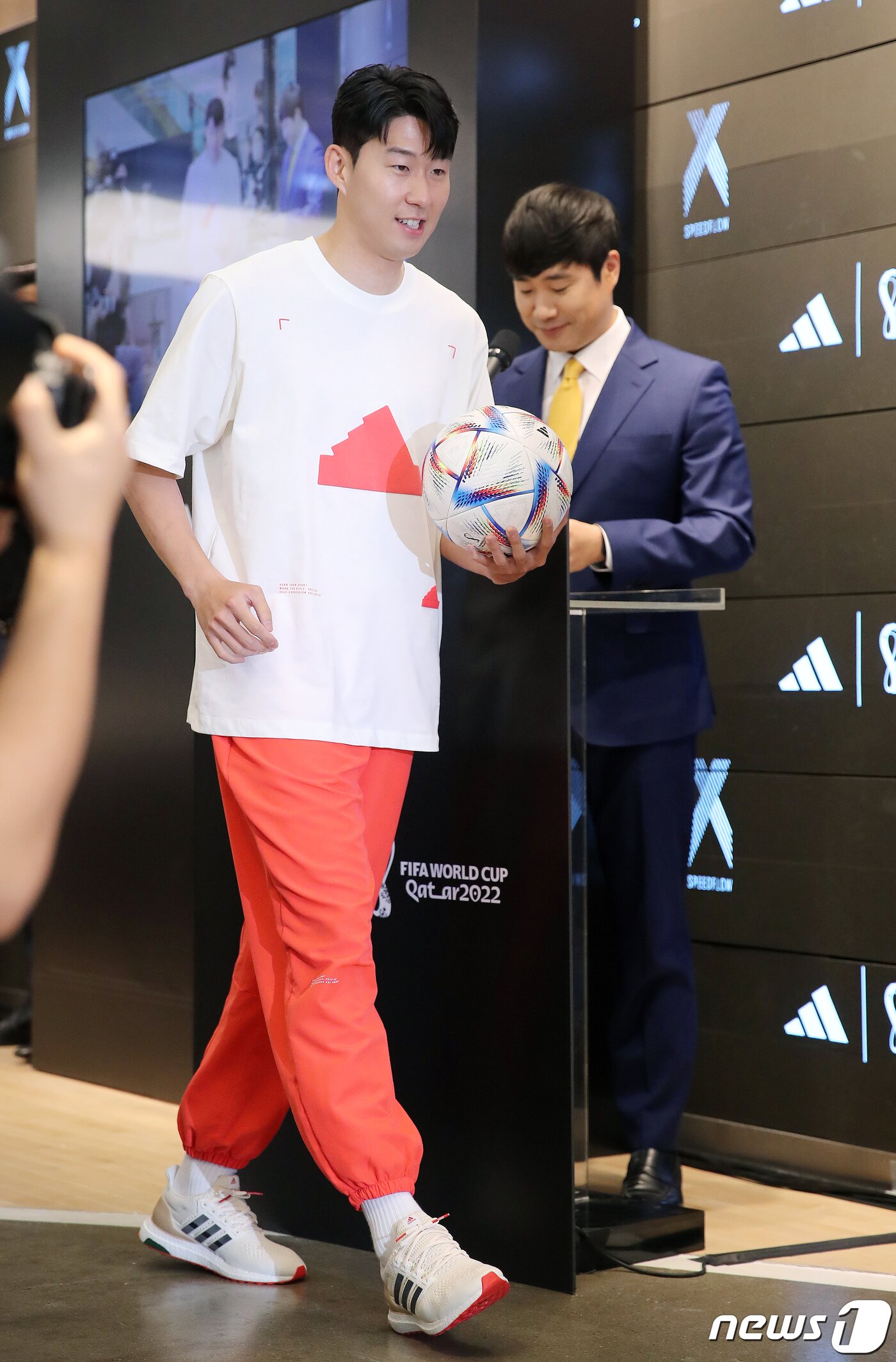 본문 이미지 - 대한민국 축구 국가대표팀의 에이스 손흥민이 4일 오전 서울 마포구 아디다스 홍대 브랜드 센터에서 열린 ‘손 커밍 데이’에 참석하고 있다. 2022.7.4/뉴스1 ⓒ News1 김진환 기자