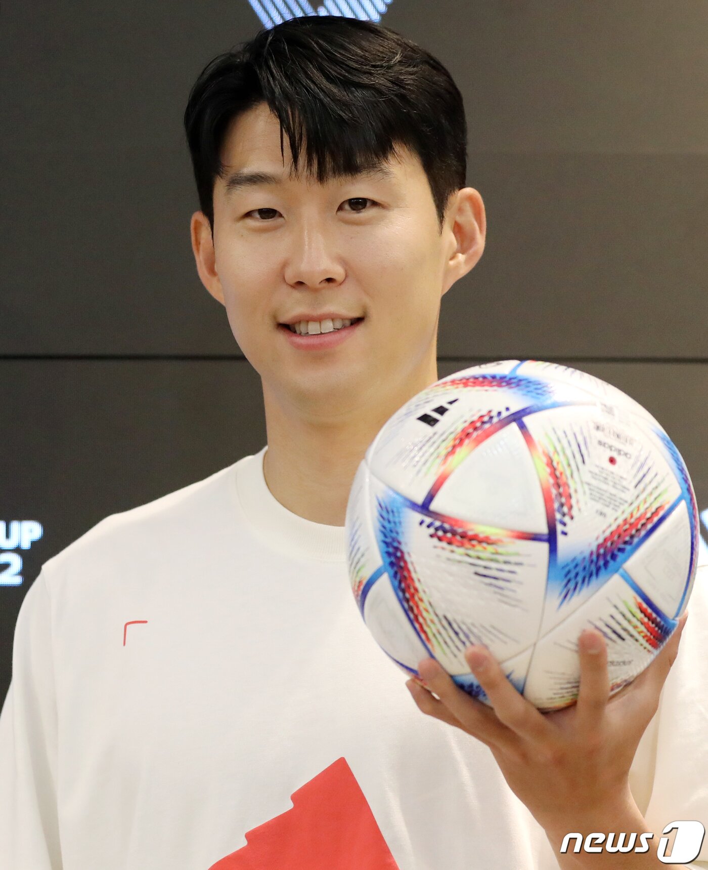 본문 이미지 - 대한민국 축구 국가대표팀의 에이스 손흥민이 4일 오전 서울 마포구 아디다스 홍대 브랜드 센터에서 열린 ‘손 커밍 데이’에 참석해 포토타임을 갖고 있다. 2022.7.4/뉴스1 ⓒ News1 김진환 기자