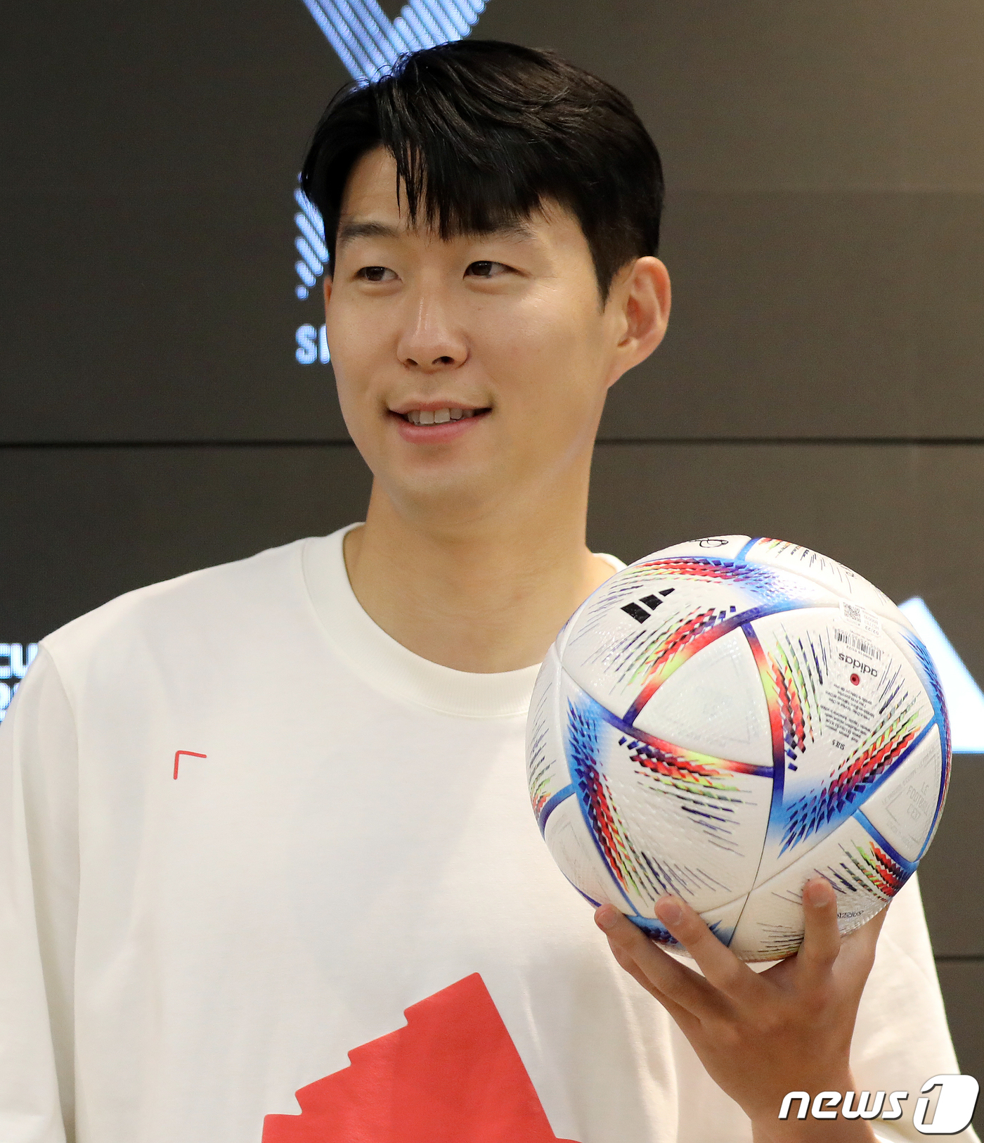 (서울=뉴스1) 김진환 기자 = 대한민국 축구 국가대표팀의 에이스 손흥민이 4일 오전 서울 마포구 아디다스 홍대 브랜드 센터에서 열린 ‘손 커밍 데이’에 참석해 포토타임을 갖고 있 …