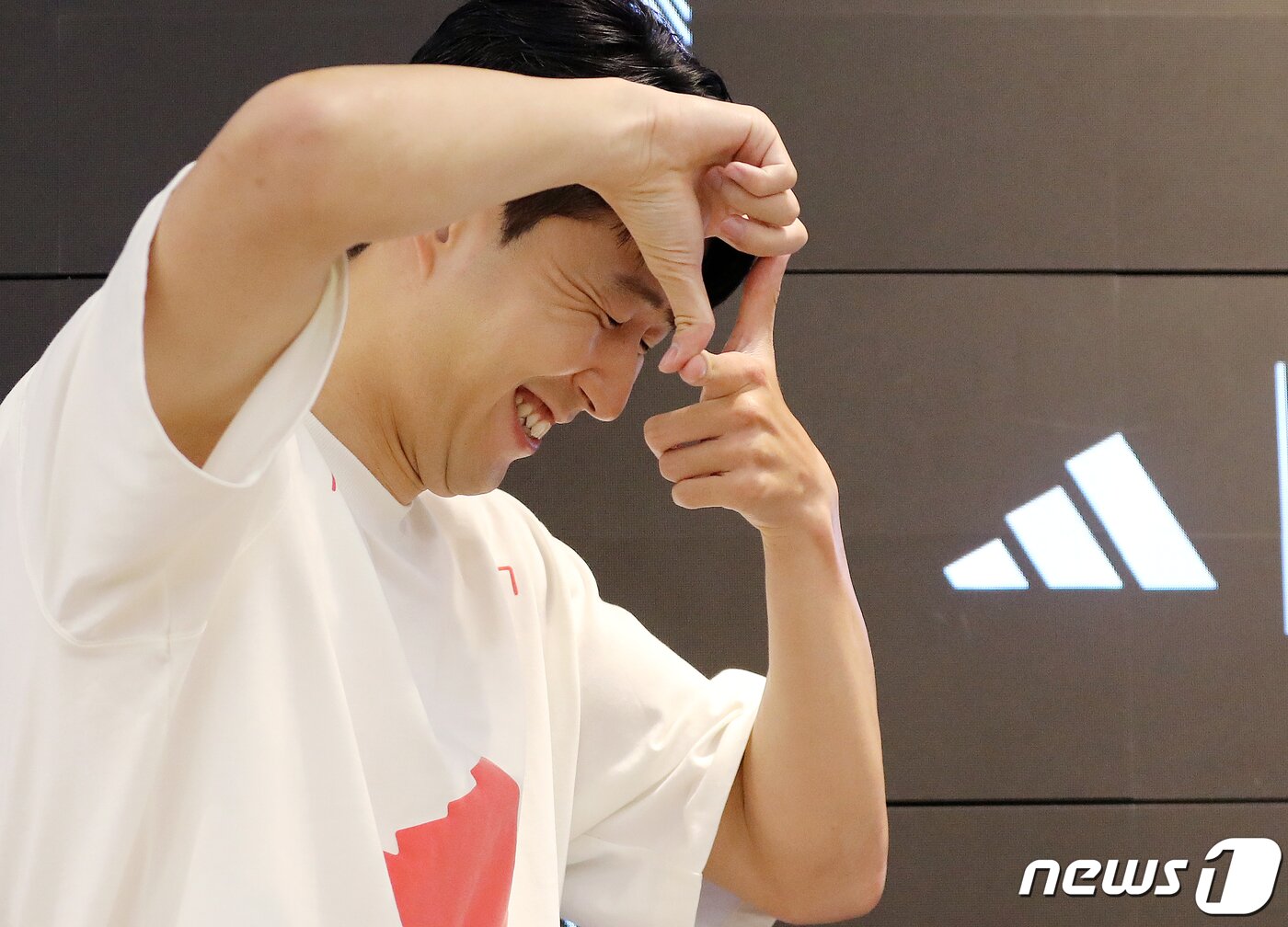 본문 이미지 - 대한민국 축구 국가대표팀의 에이스 손흥민이 4일 오전 서울 마포구 아디다스 홍대 브랜드 센터에서 열린 ‘손 커밍 데이’에 참석해 포토타임을 갖는 중 환하게 웃고 있다. 2022.7.4/뉴스1 ⓒ News1 김진환 기자