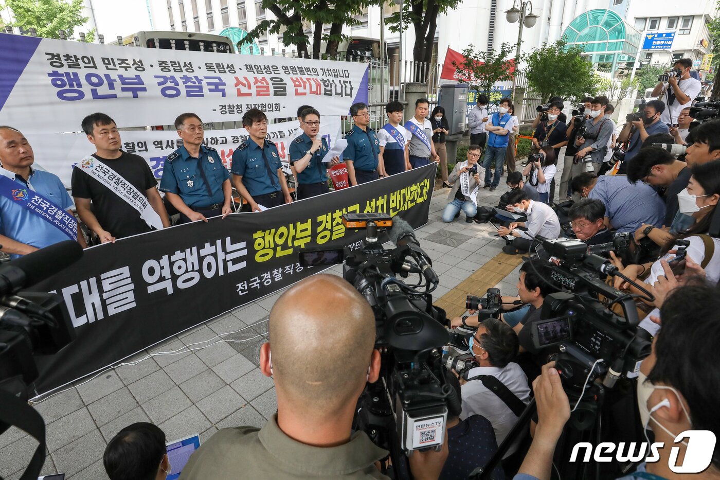 본문 이미지 - 민관기 충북 청주 흥덕경찰서 직장협의회장 등 전국경찰직장협의회 관계자들이 4일 오전 서울 서대문구 경찰청 앞에서 행정안전부 내 경찰국 신설을 반대하며 기자회견을 하고 있다. 2022.7.4/뉴스1 ⓒ News1 민경석 기자