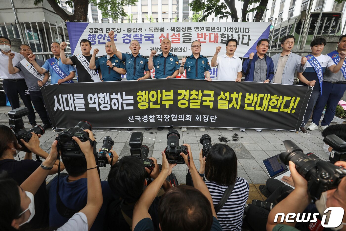 본문 이미지 - 민관기 충북 청주 흥덕경찰서 직장협의회장 등 전국경찰직장협의회 관계자들이 4일 오전 서울 서대문구 경찰청 앞에서 행정안전부 내 경찰국 신설을 반대하며 삭발식을 가진 뒤 구호를 외치고 있다. 2022.7.4/뉴스1 ⓒ News1 민경석 기자