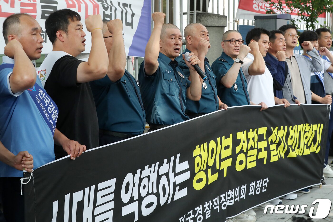 본문 이미지 - 민관기 충북 청주 흥덕경찰서 직장협의회장 등 전국경찰직장협의회 관계자들이 4일 오전 서울 서대문구 경찰청 앞에서 행정안전부 내 경찰국 신설을 반대하며 삭발식을 가진 뒤 구호를 외치고 있다. 2022.7.4/뉴스1 ⓒ News1 민경석 기자
