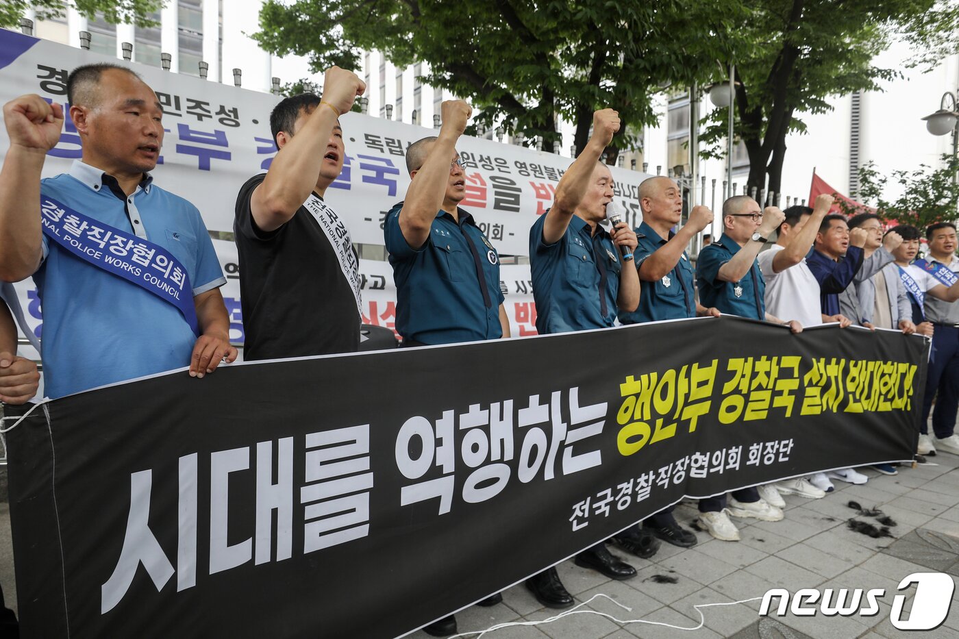 본문 이미지 - 민관기 충북 청주 흥덕경찰서 직장협의회장 등 전국경찰직장협의회 관계자들이 4일 오전 서울 서대문구 경찰청 앞에서 행정안전부 내 경찰국 신설을 반대하며 삭발식을 가진 뒤 구호를 외치고 있다. 2022.7.4/뉴스1 ⓒ News1 민경석 기자