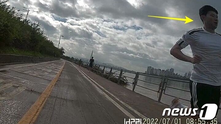 본문 이미지 - 지난 1일 포착된 손흥민. (온라인 커뮤니티 갈무리) ⓒ 뉴스1