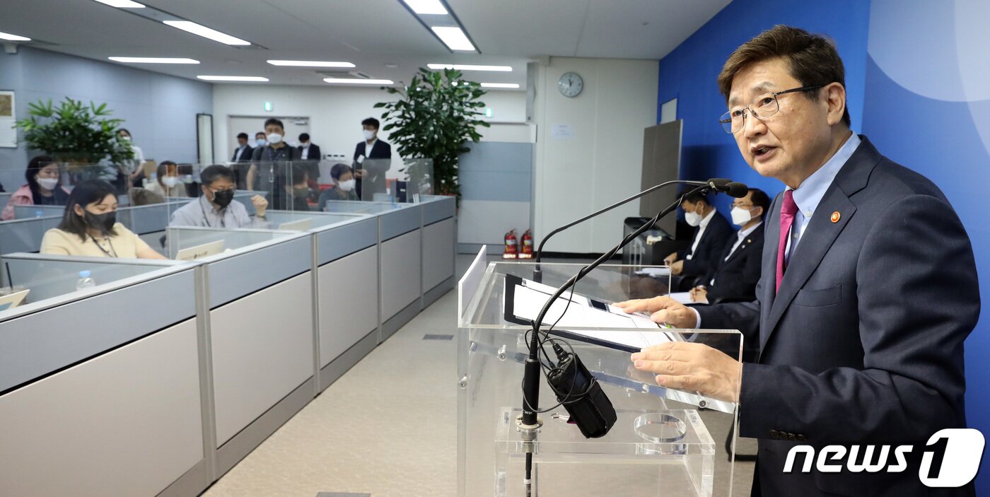 본문 이미지 - 박보균 문화체육관광부 장관이 4일 오전 정부세종청사에서 열린 출입기자단 간담회에서 정책 설명과 함께 취재진의 질의에 답하고 있다. 2022.7.4/뉴스1 ⓒ News1 김기남 기자