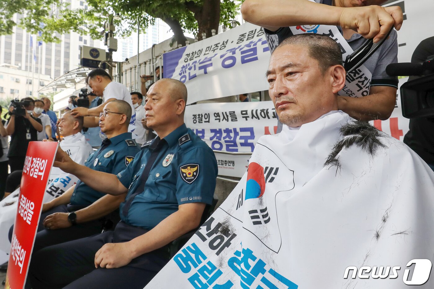 본문 이미지 - 민관기 충북 청주 흥덕경찰서 직장협의회장 등 전국경찰직장협의회 관계자들이 지난 4일 오전 서울 서대문구 경찰청 앞에서 행정안전부 내 경찰국 신설을 반대하며 삭발식을 갖고 있다. /뉴스1 ⓒ News1 민경석 기자