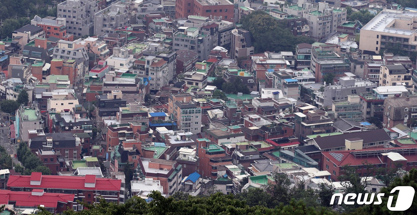 본문 이미지 - 사진은 4일 서울 남산에서 바라본 빌라촌의 모습. 2022.7.4/뉴스1 ⓒ News1 김진환 기자