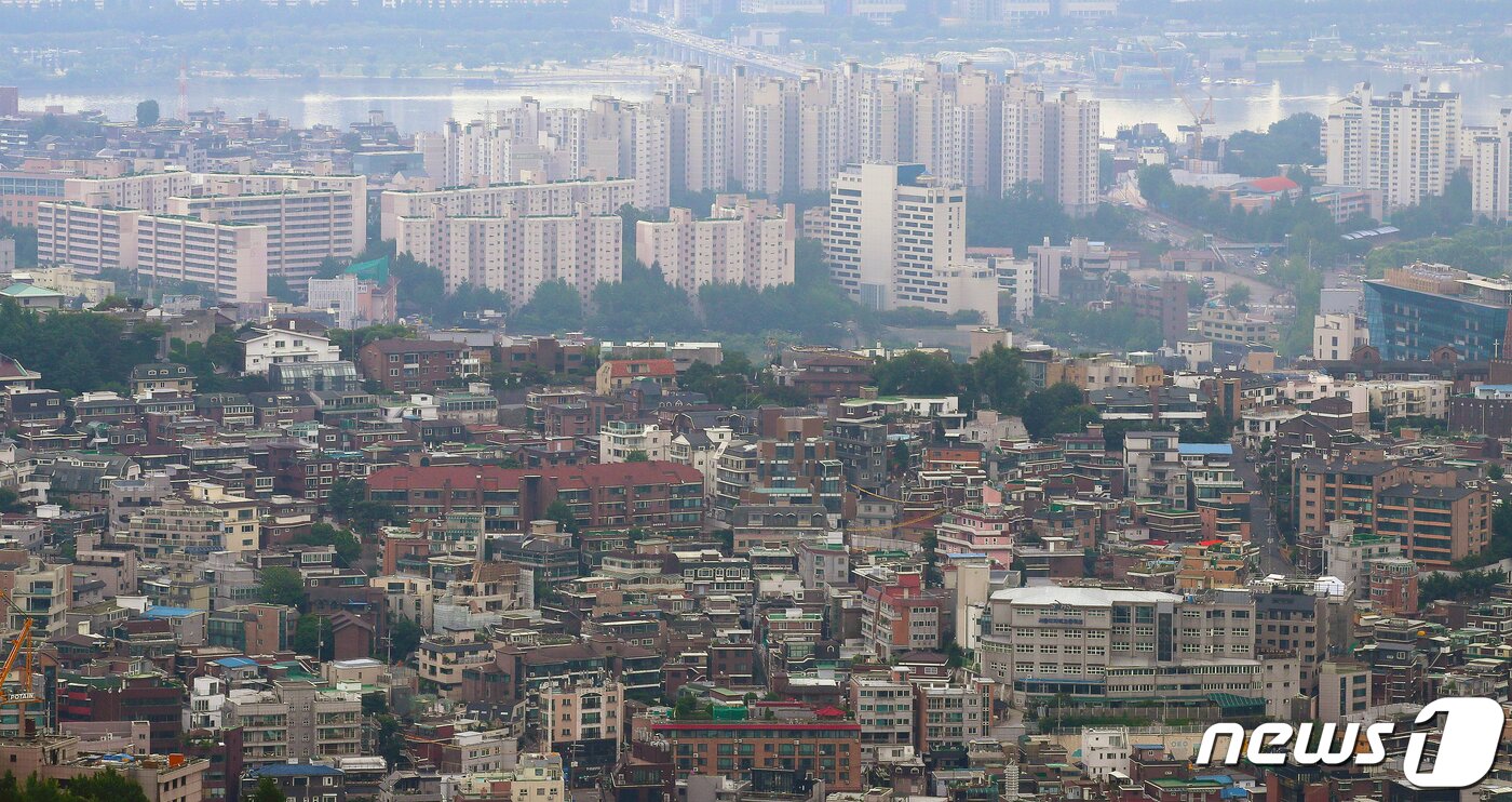 본문 이미지 - 서울 남산에서 바라본 빌라촌의 모습. ⓒ 뉴스1 김진환 기자