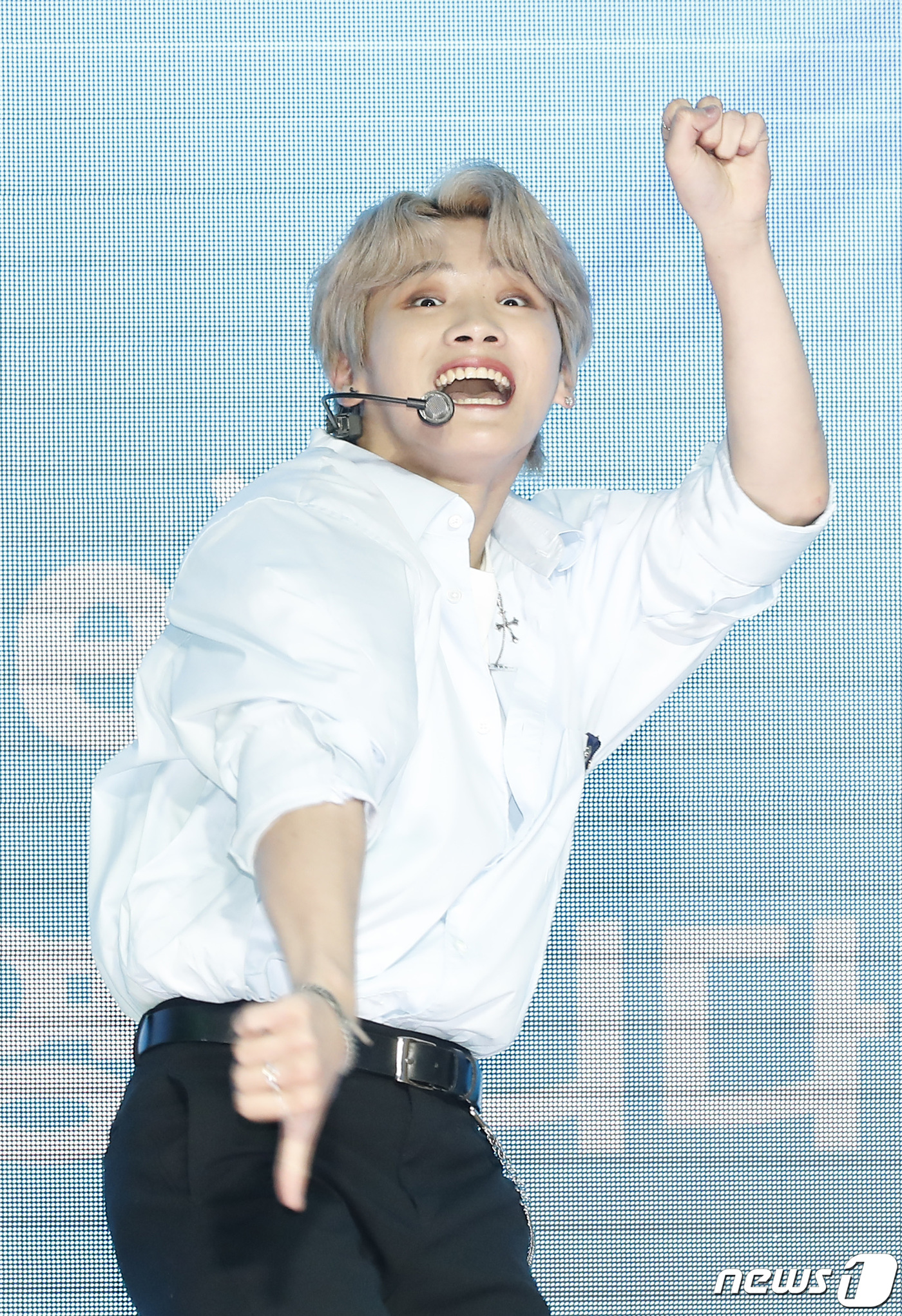 (서울=뉴스1) 권현진 기자 = 그룹 페이블(F.able) 재현이 4일 서울 강남구 바나나홀에서 가진 새 싱글 '여행(Cloud 9)' 발매 쇼케이스에서 신곡을 선보이고 있다. 2 …