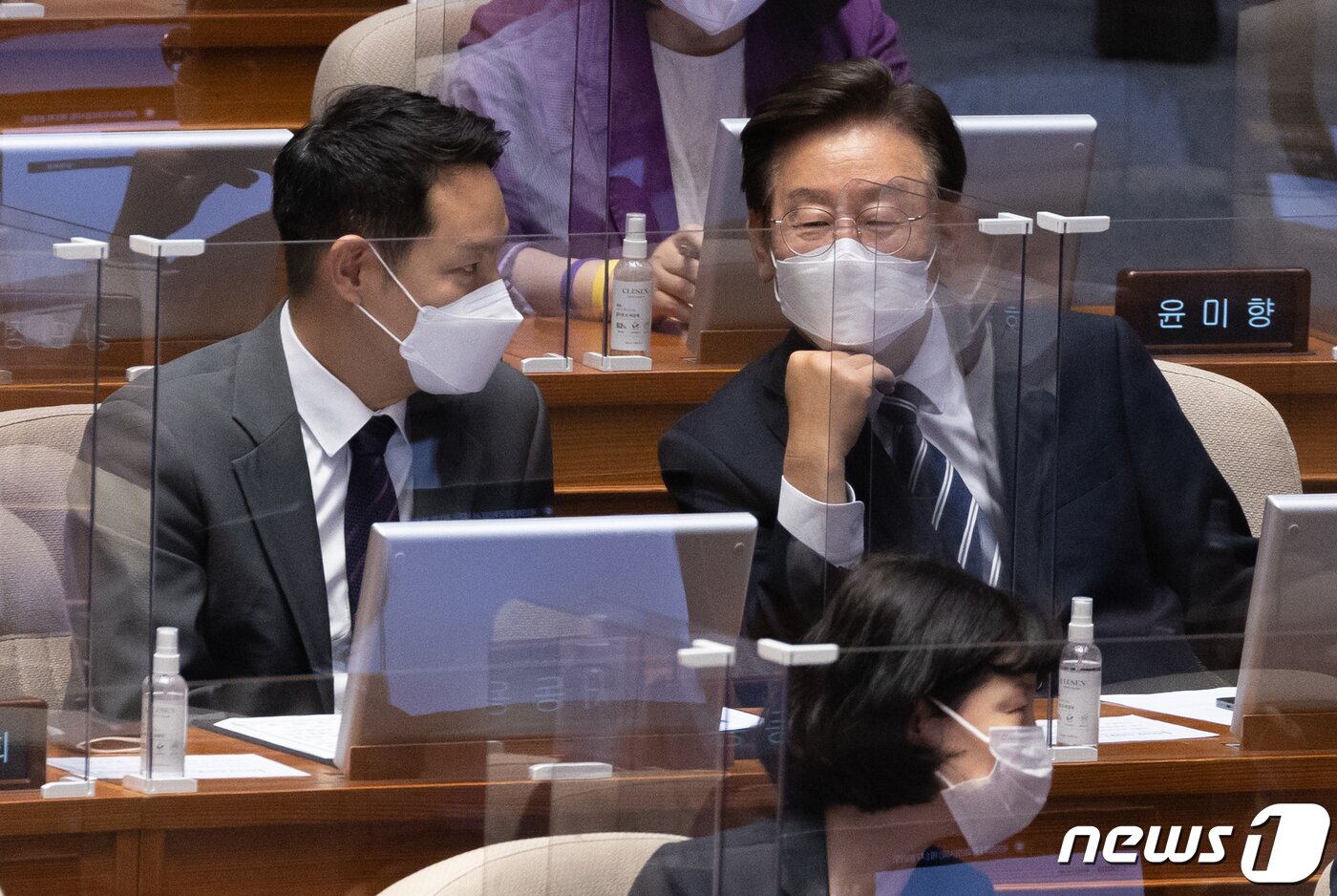 본문 이미지 - 이재명 더불어민주당 의원과 김한규 의원이 4일 오후 서울 여의도 국회에서 열린 제398회 국회(임시회) 제1차 본회의에서 대화하고 있다. 2022.7.4/뉴스1 ⓒ News1 이재명 기자
