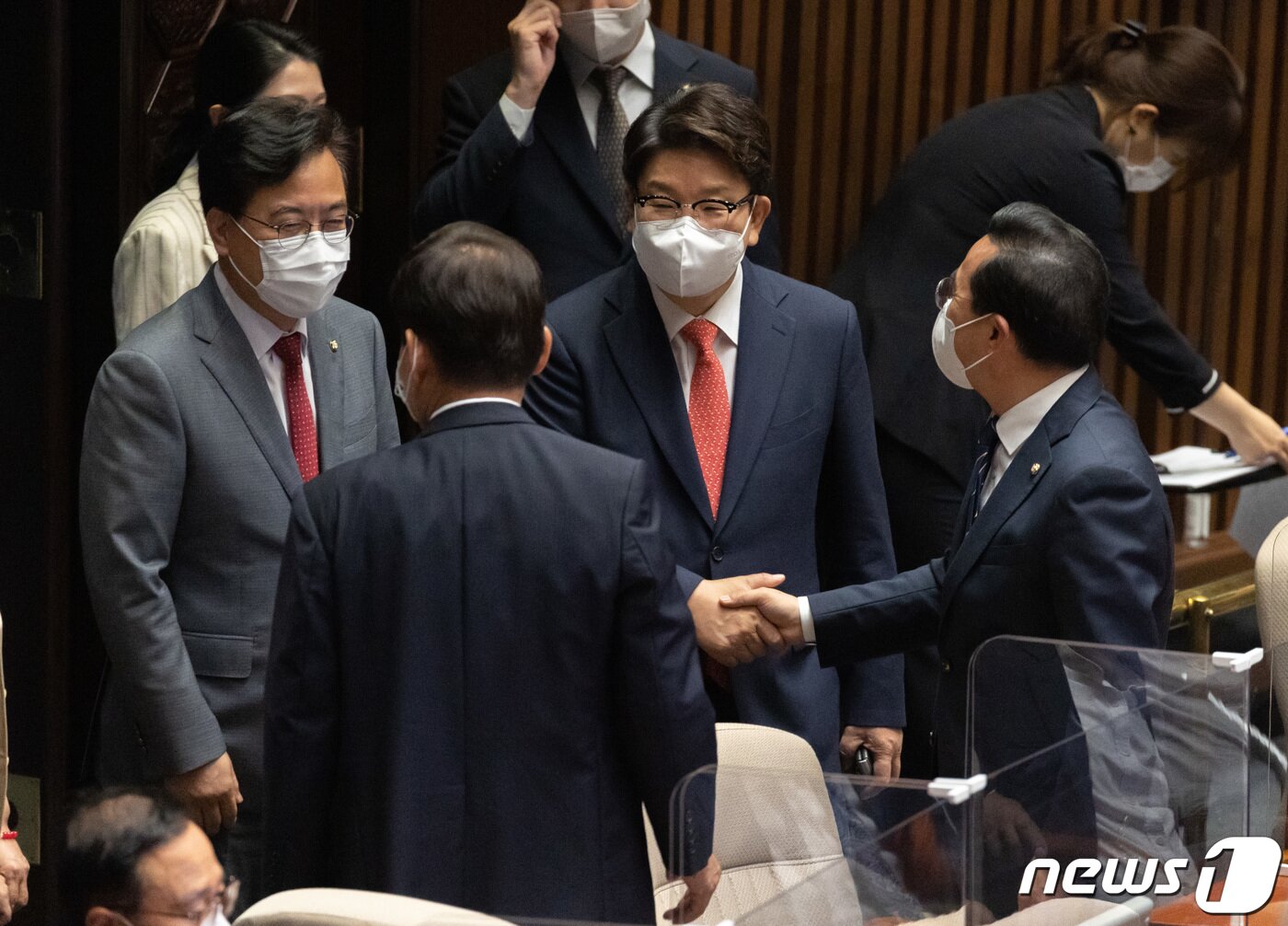 본문 이미지 - 권성동 국민의힘 원내대표가 4일 오후 서울 여의도 국회에서 열린 제398회 국회(임시회) 제1차 본회의에 참석하며 박홍근 더불어민주당 원내대표, 김진표 의원과 인사하고 있다. 2022.7.4/뉴스1 ⓒ News1 이재명 기자